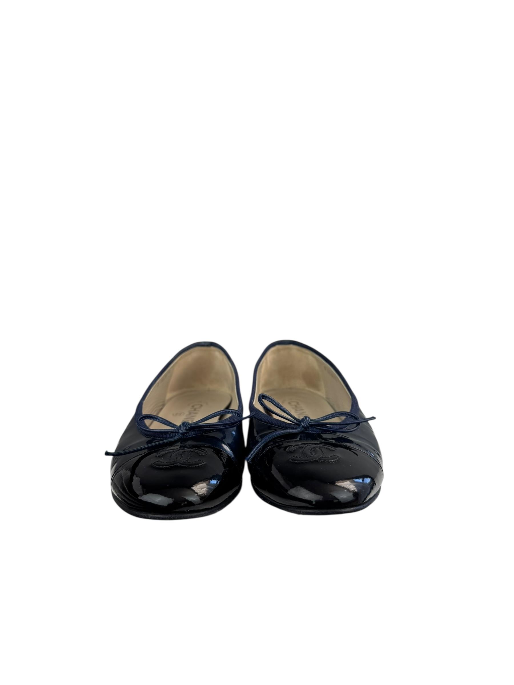 CHANEL NAVY PATENT LEATHER BALLET FLATS