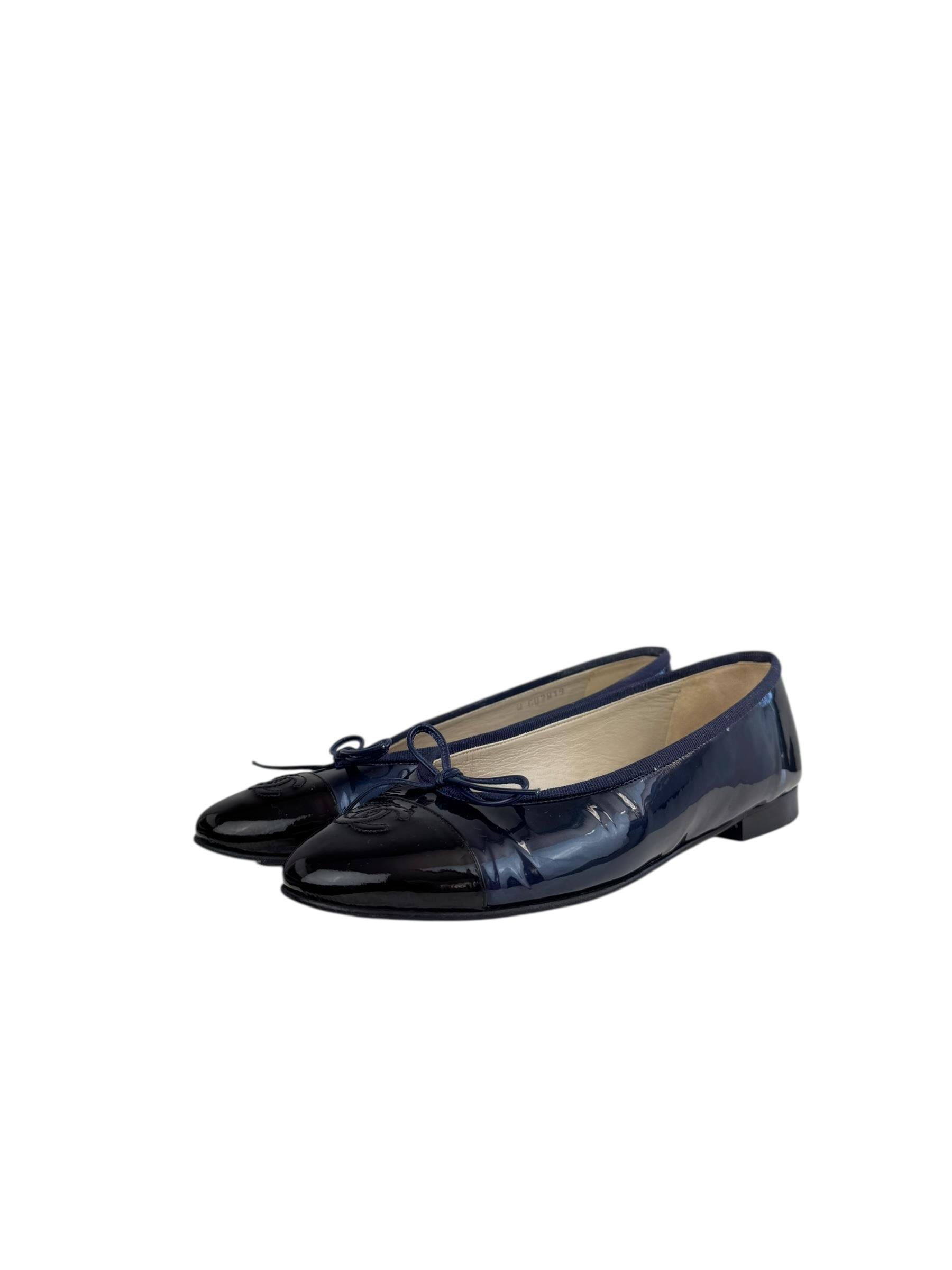 CHANEL NAVY PATENT LEATHER BALLET FLATS
