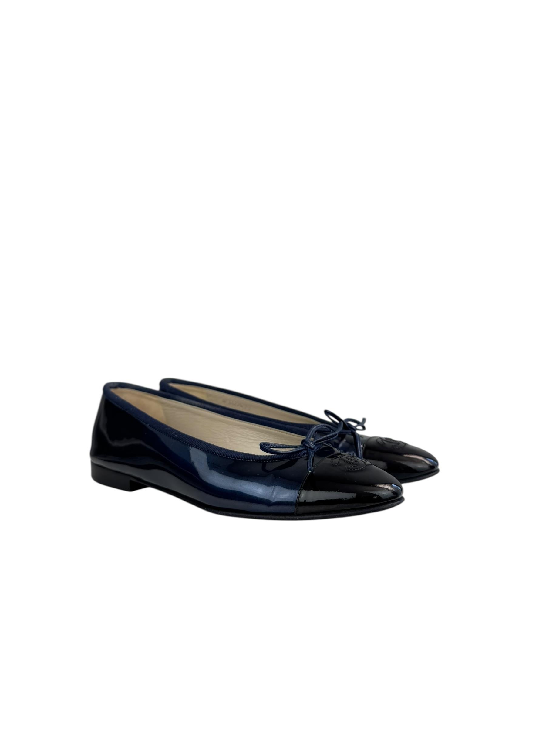 CHANEL NAVY PATENT LEATHER BALLET FLATS