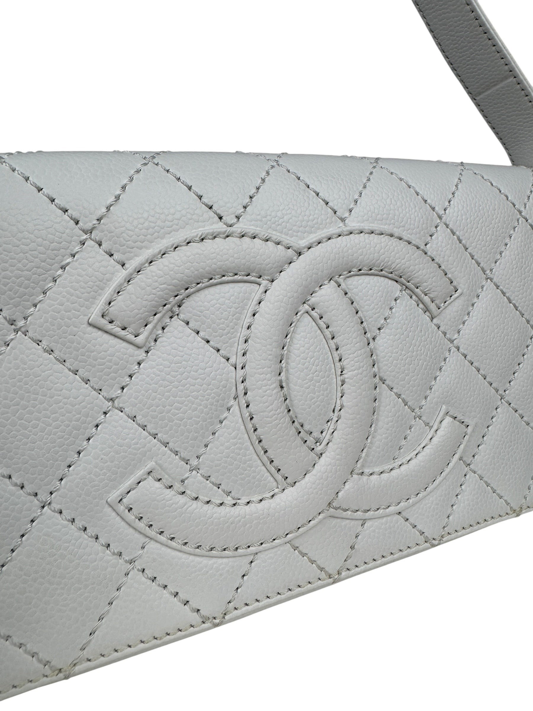 CHANEL WHITE CC LOGO QUILTED LEATHER  SHOULDER BAG