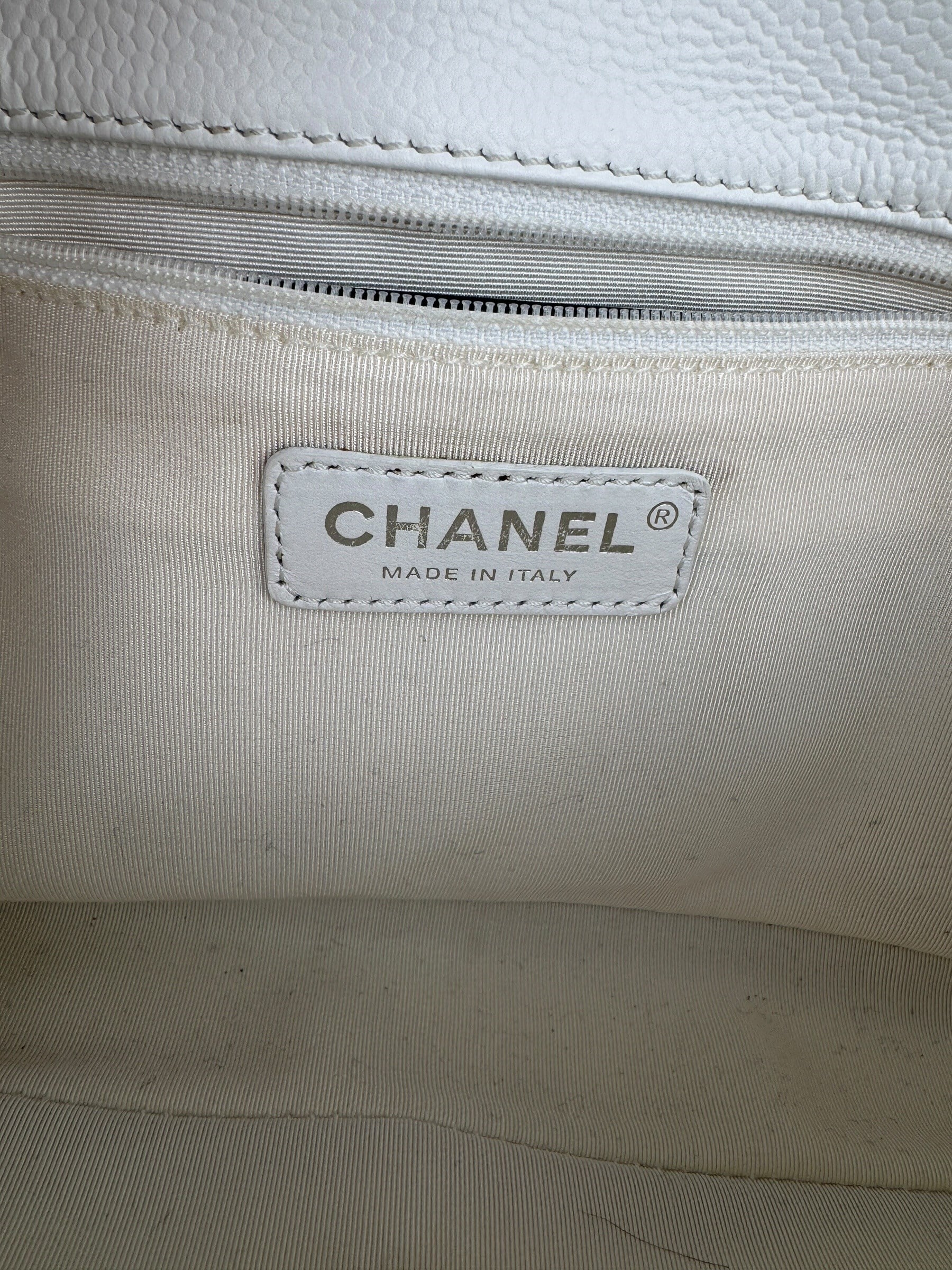 CHANEL WHITE CC LOGO QUILTED LEATHER  SHOULDER BAG