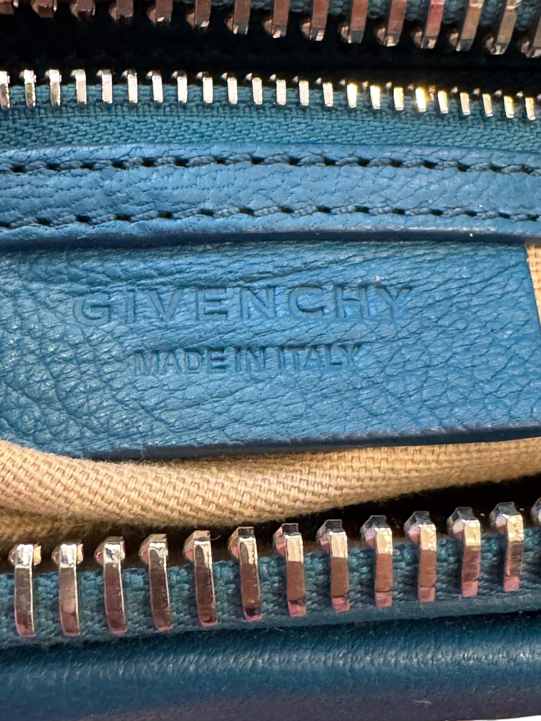 GIVENCHY MEDIUM ANTIGONA BAG