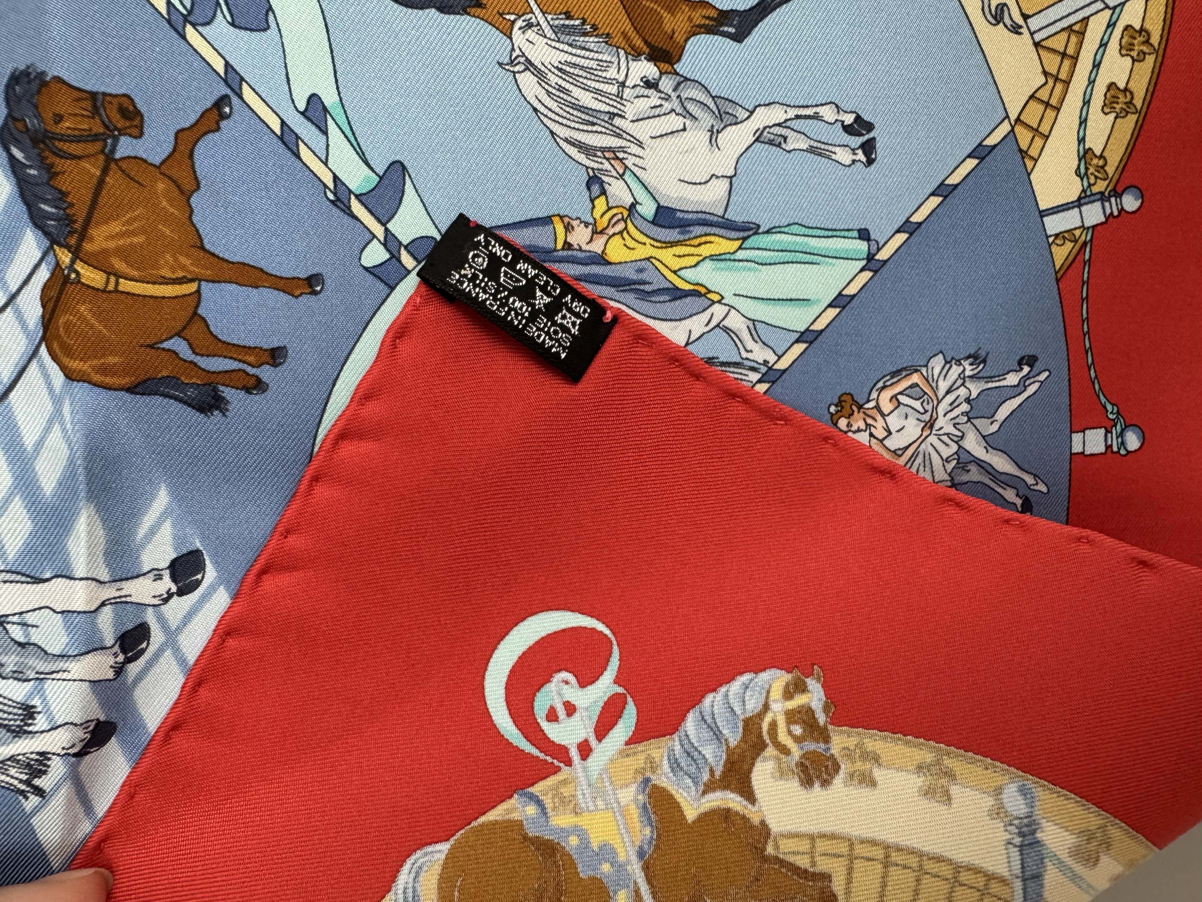 HERMES MUSE VIVANT DU CHEVAL SILK SCARF