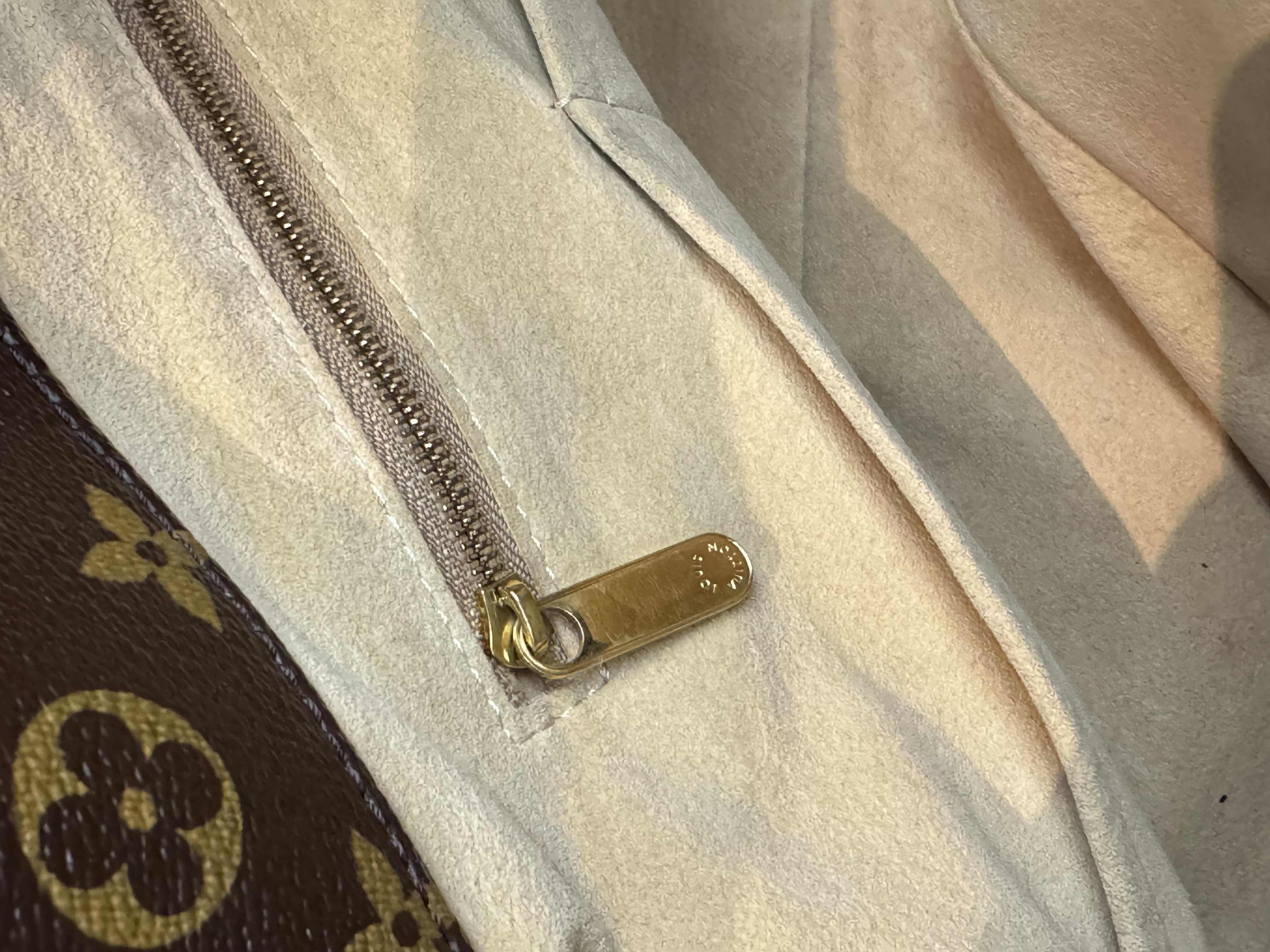 LOUIS VUITTON ARTSY MONOGRAM BAG