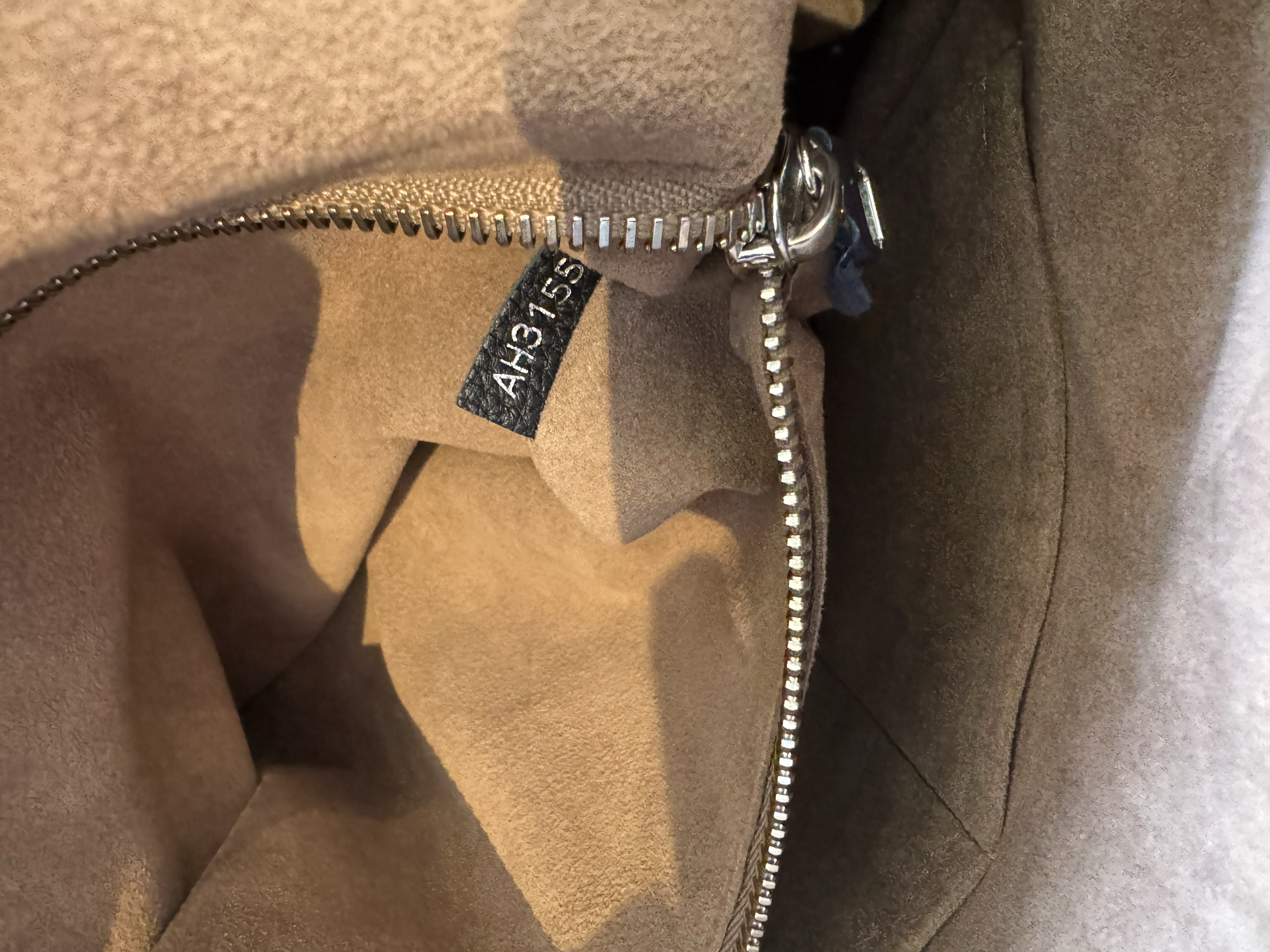 LOUIS VUITTON BLACK BABYLONE MAHINA BAG