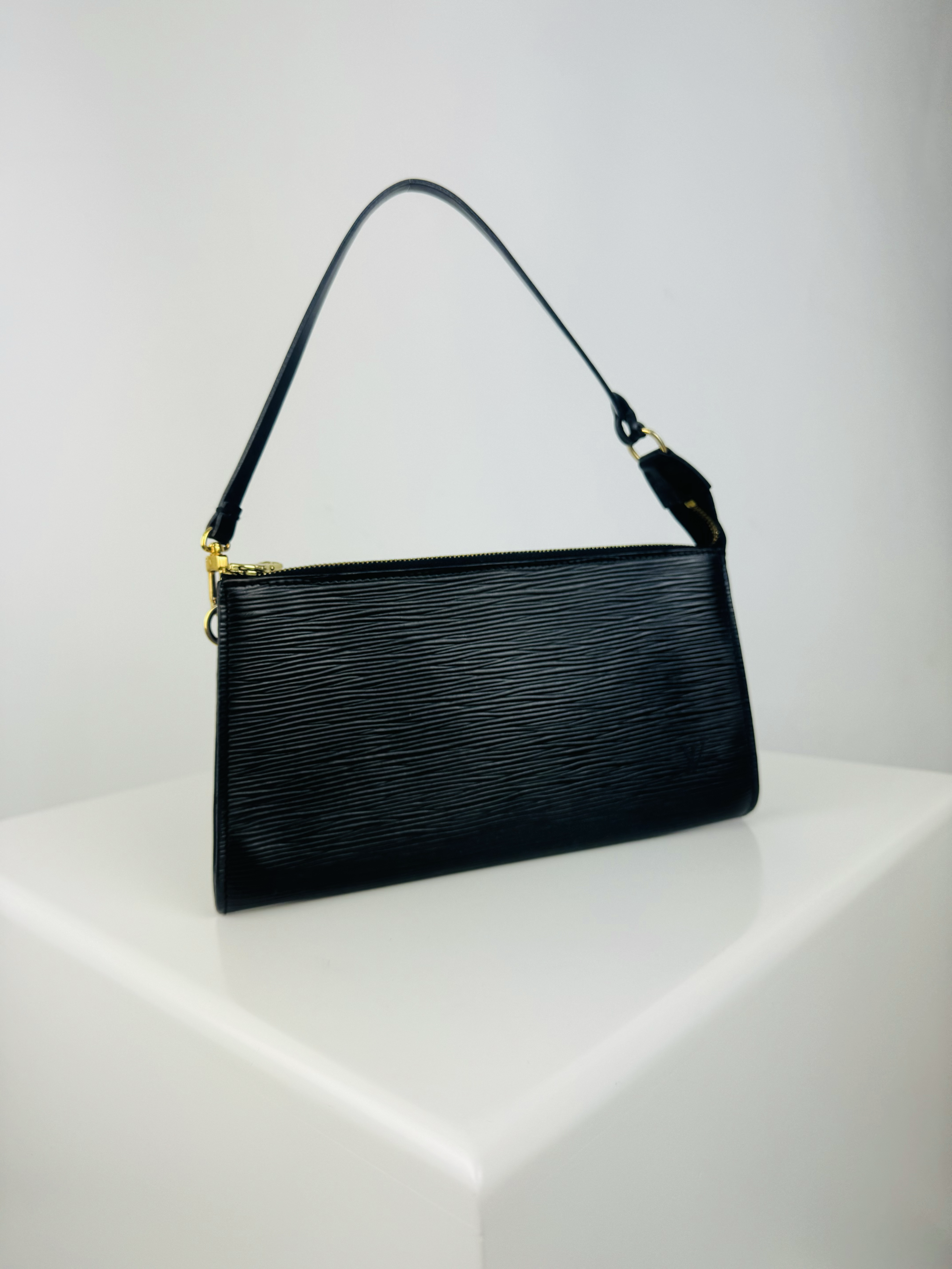 LOUIS VUITTON BLACK EPI POCHETTE