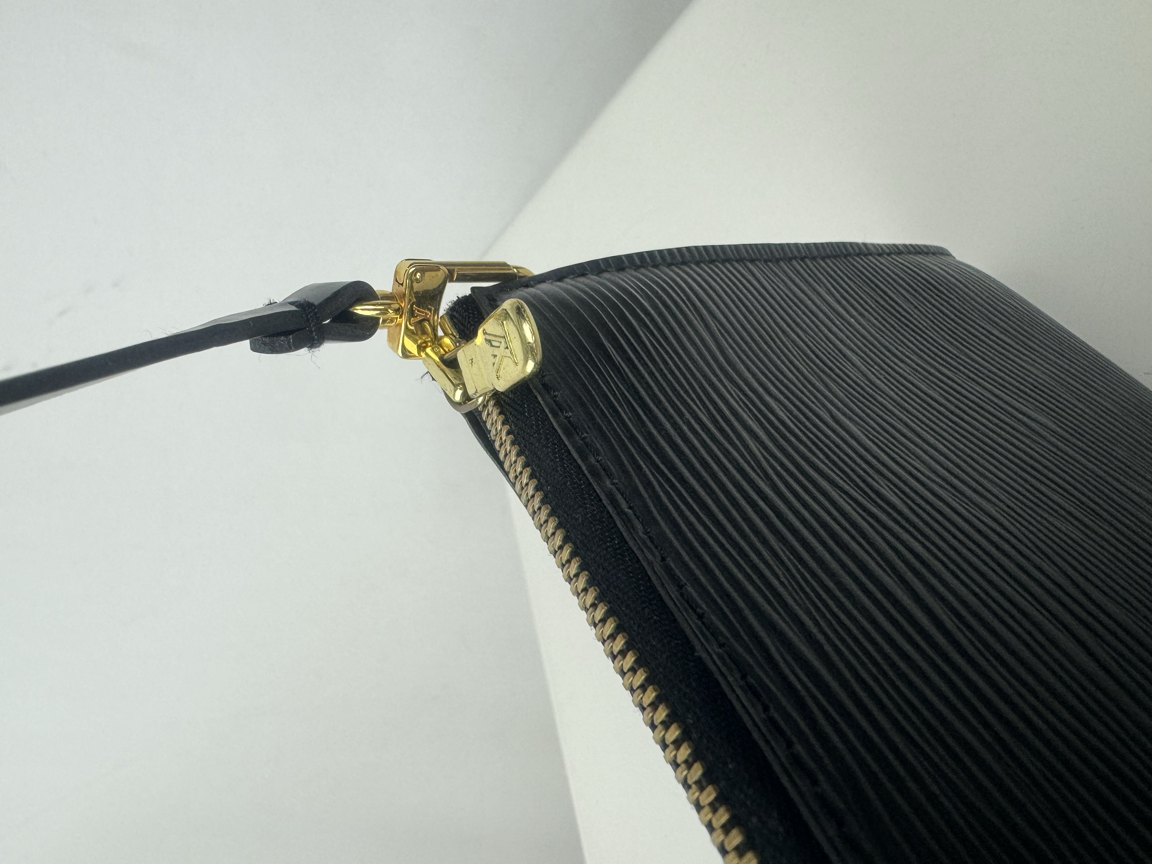 LOUIS VUITTON BLACK EPI POCHETTE