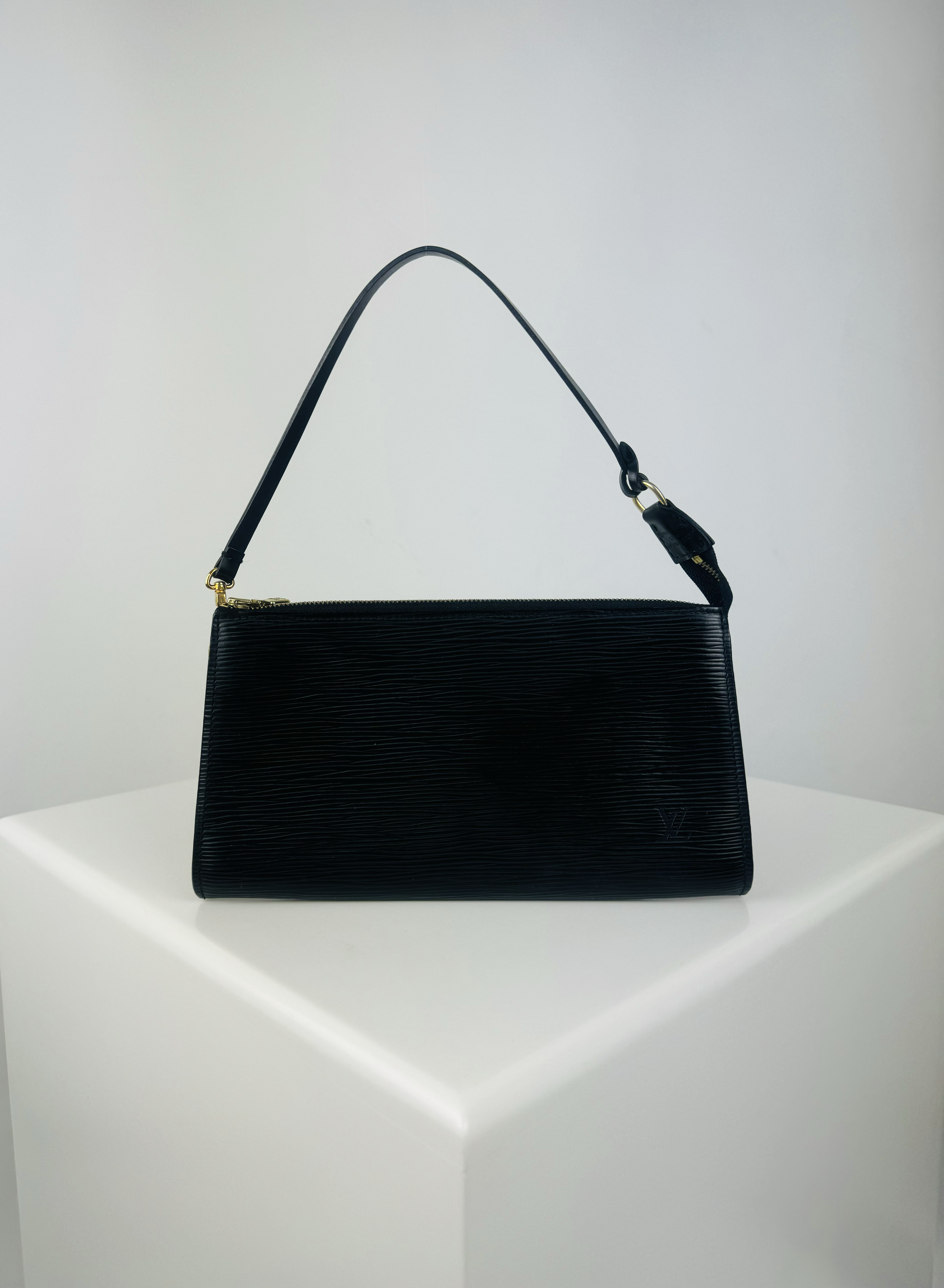 LOUIS VUITTON BLACK EPI POCHETTE