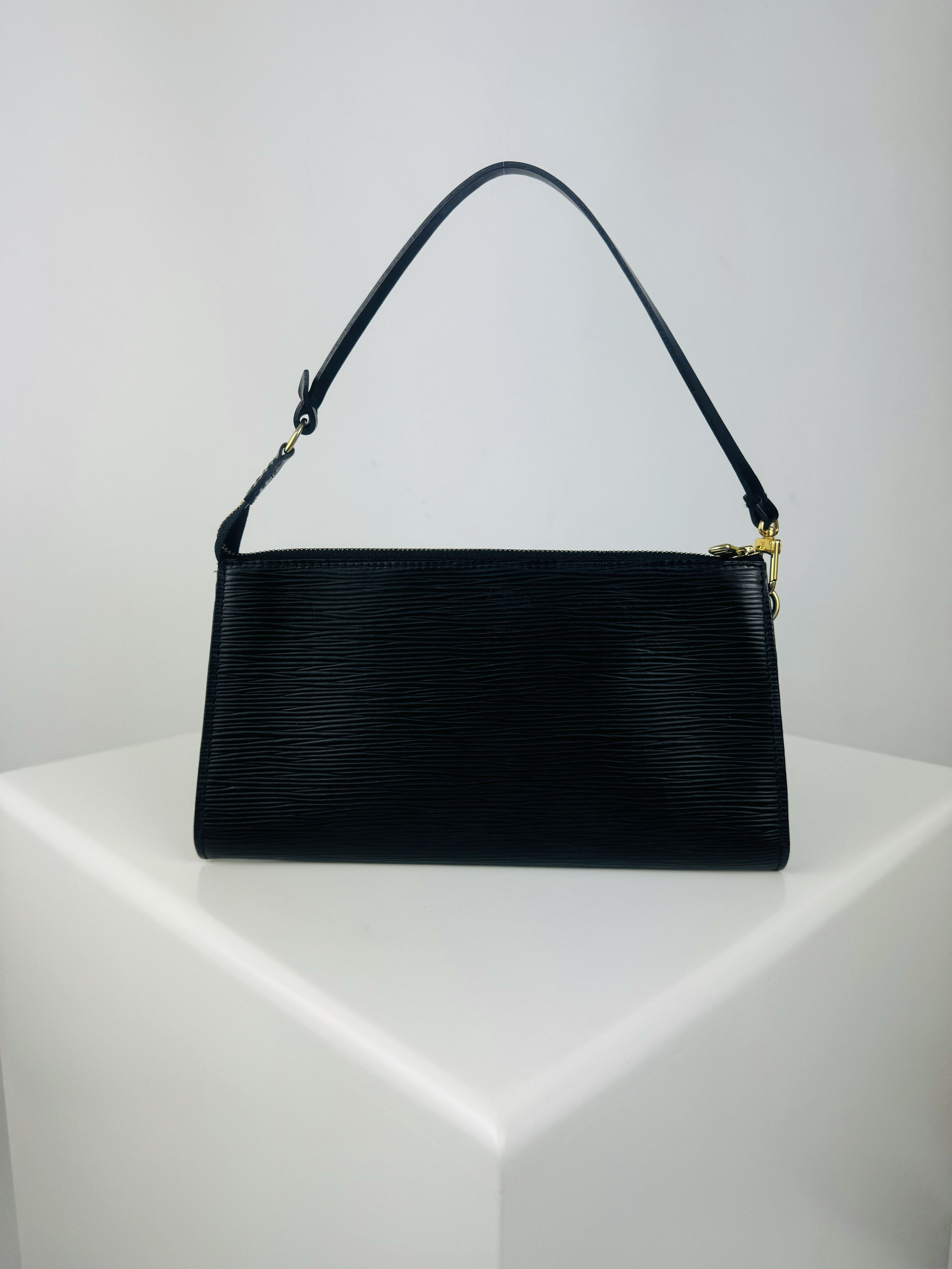 LOUIS VUITTON BLACK EPI POCHETTE