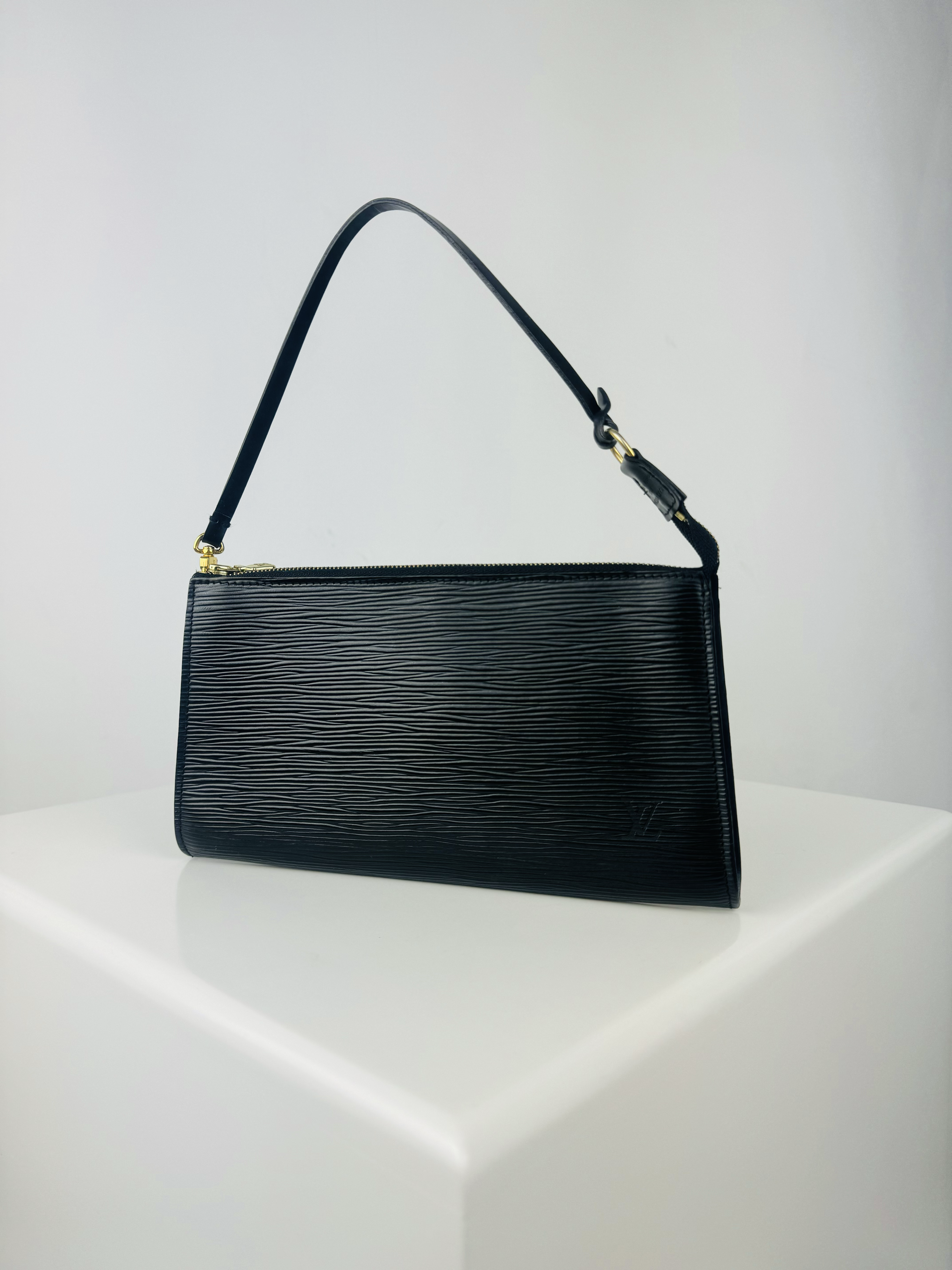 LOUIS VUITTON BLACK EPI POCHETTE