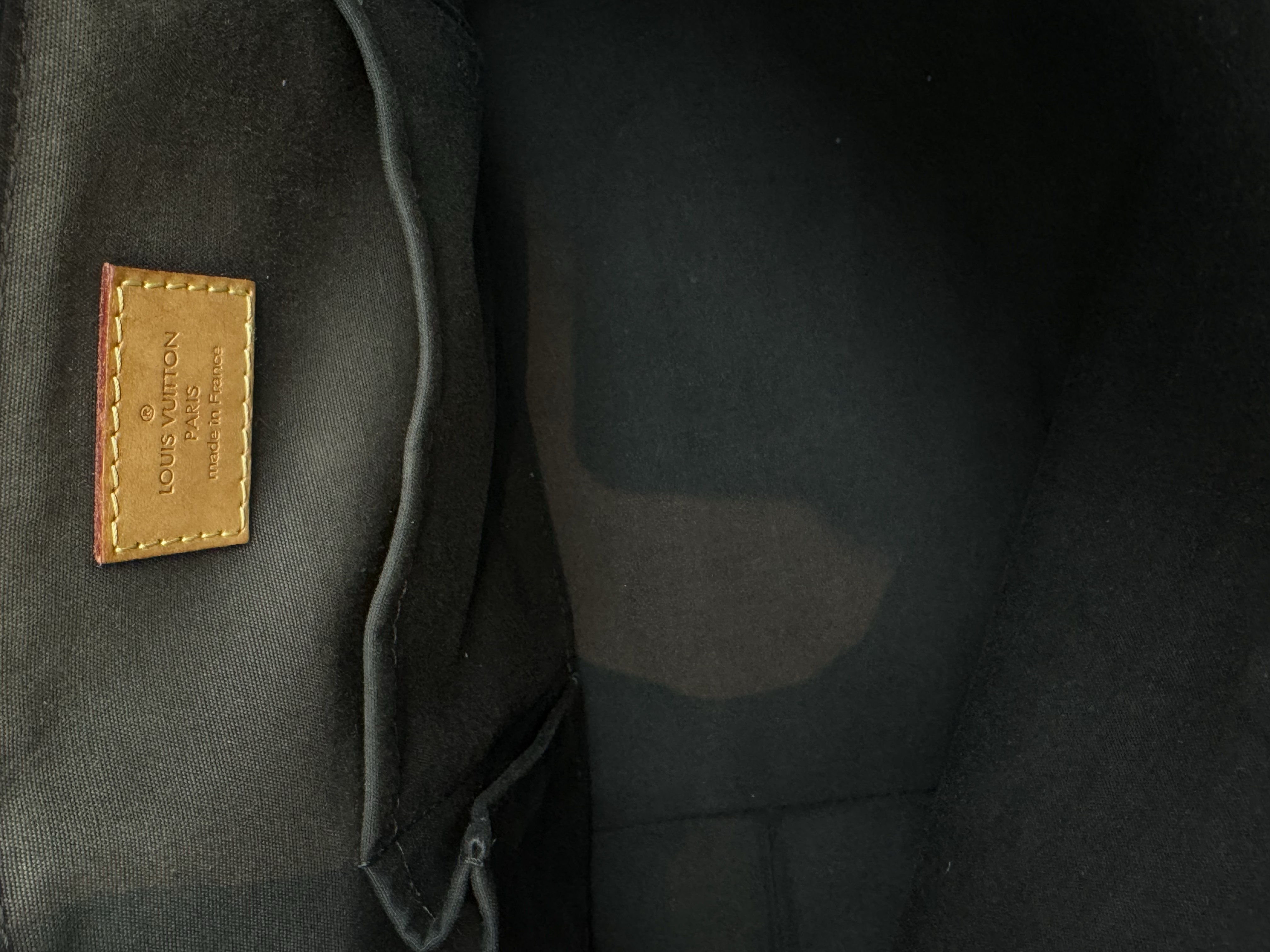 LOUIS VUITTON PM BELLEVUE VERNIS MONOGRAM ÇANTA