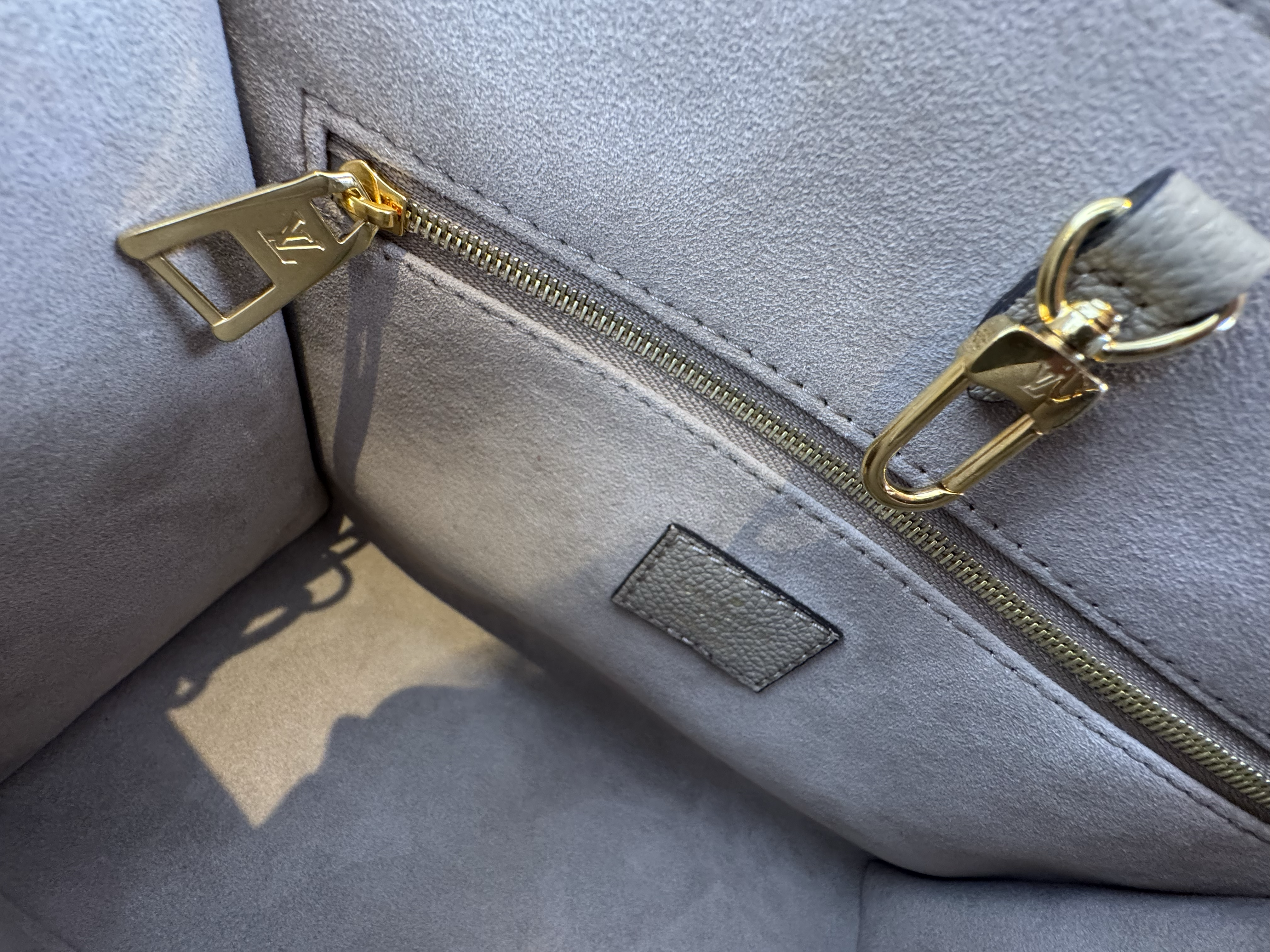 LOUIS VUITTON TOURTERELLE CREME ON THE GO BAG PM