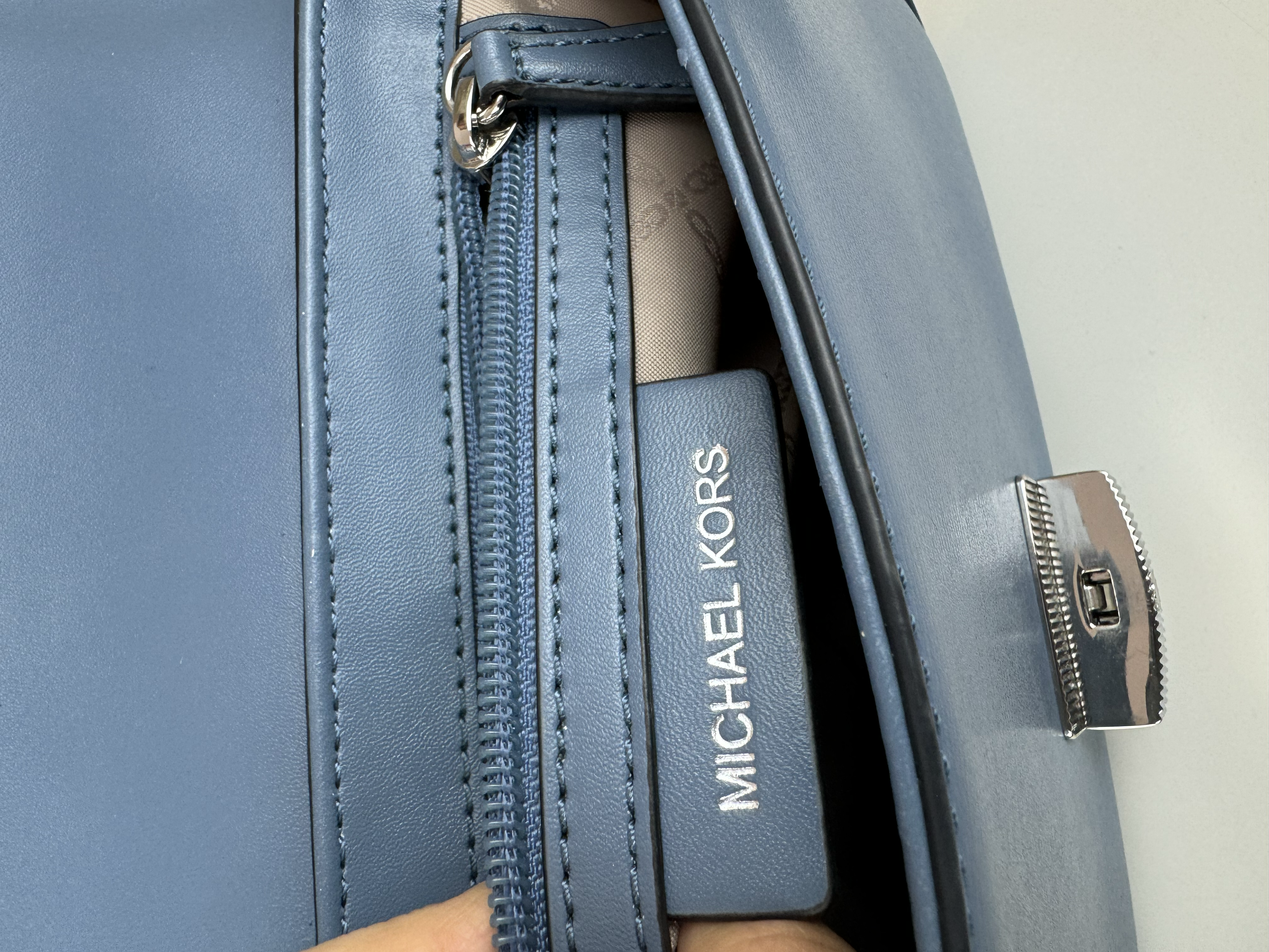 MICHAEL KORS BLUE SHOULDER BAG
