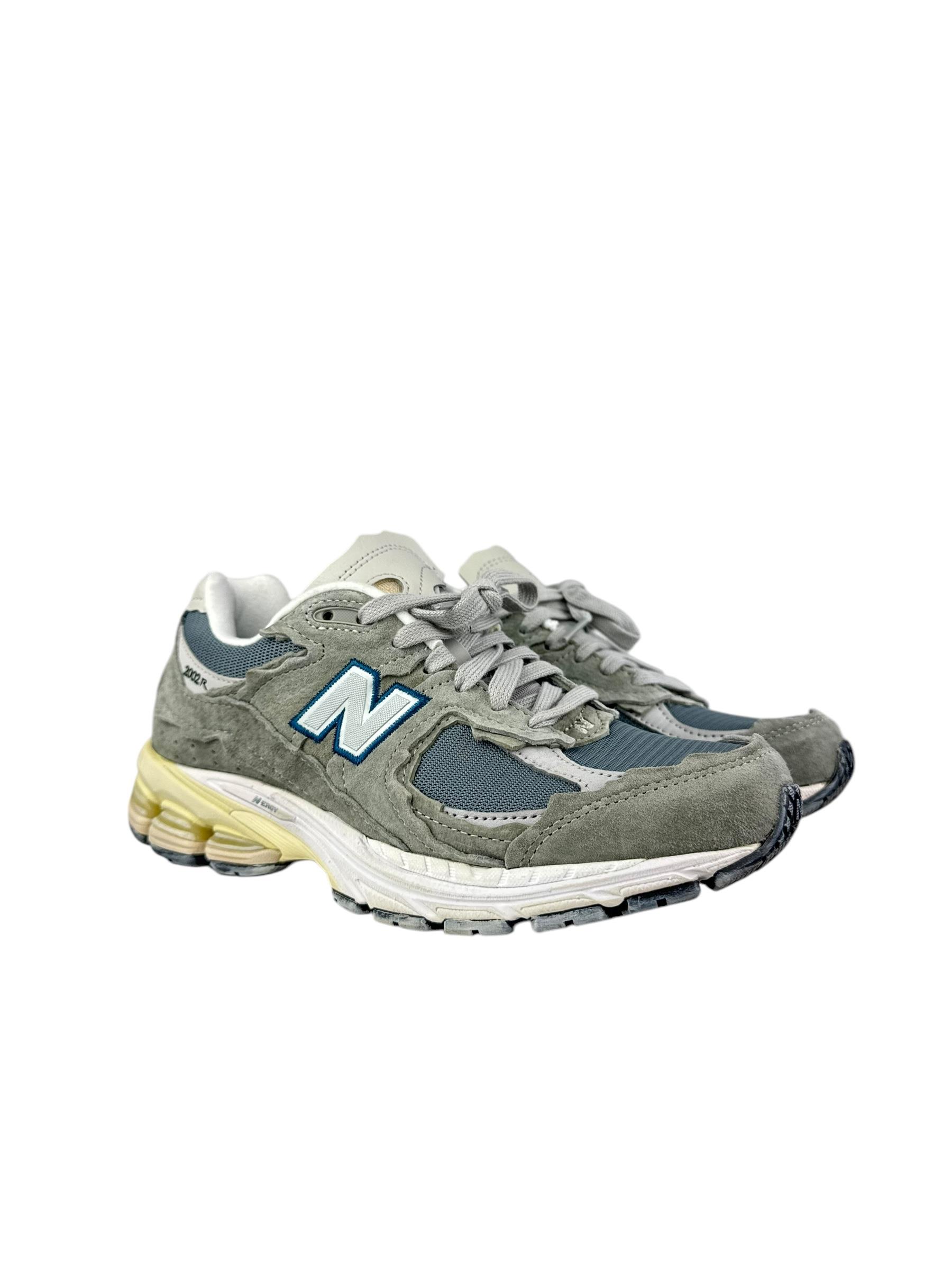 NEW BALANCE 2002R GRAY SNEAKERS 