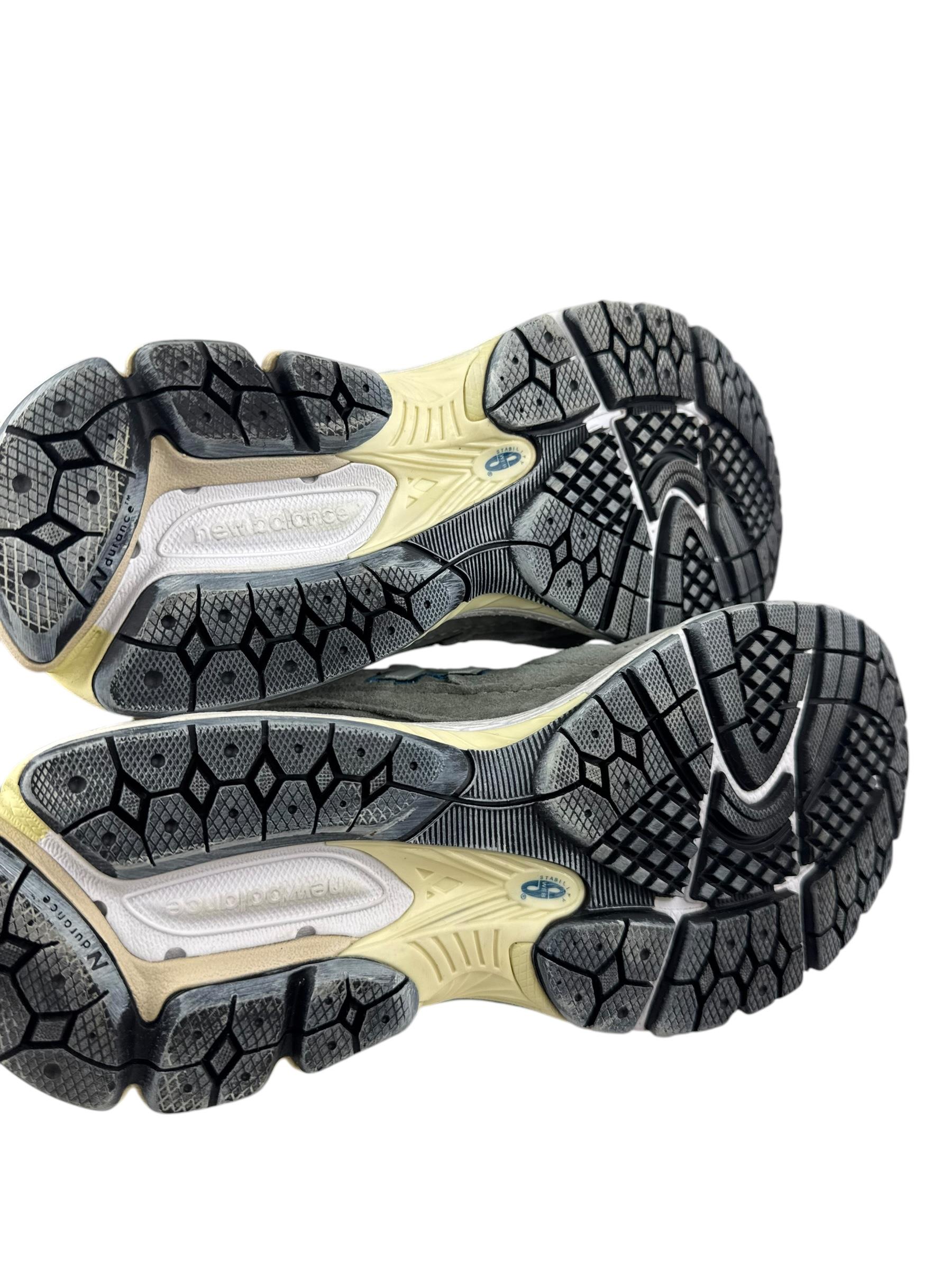 NEW BALANCE 2002R GRAY SNEAKERS 