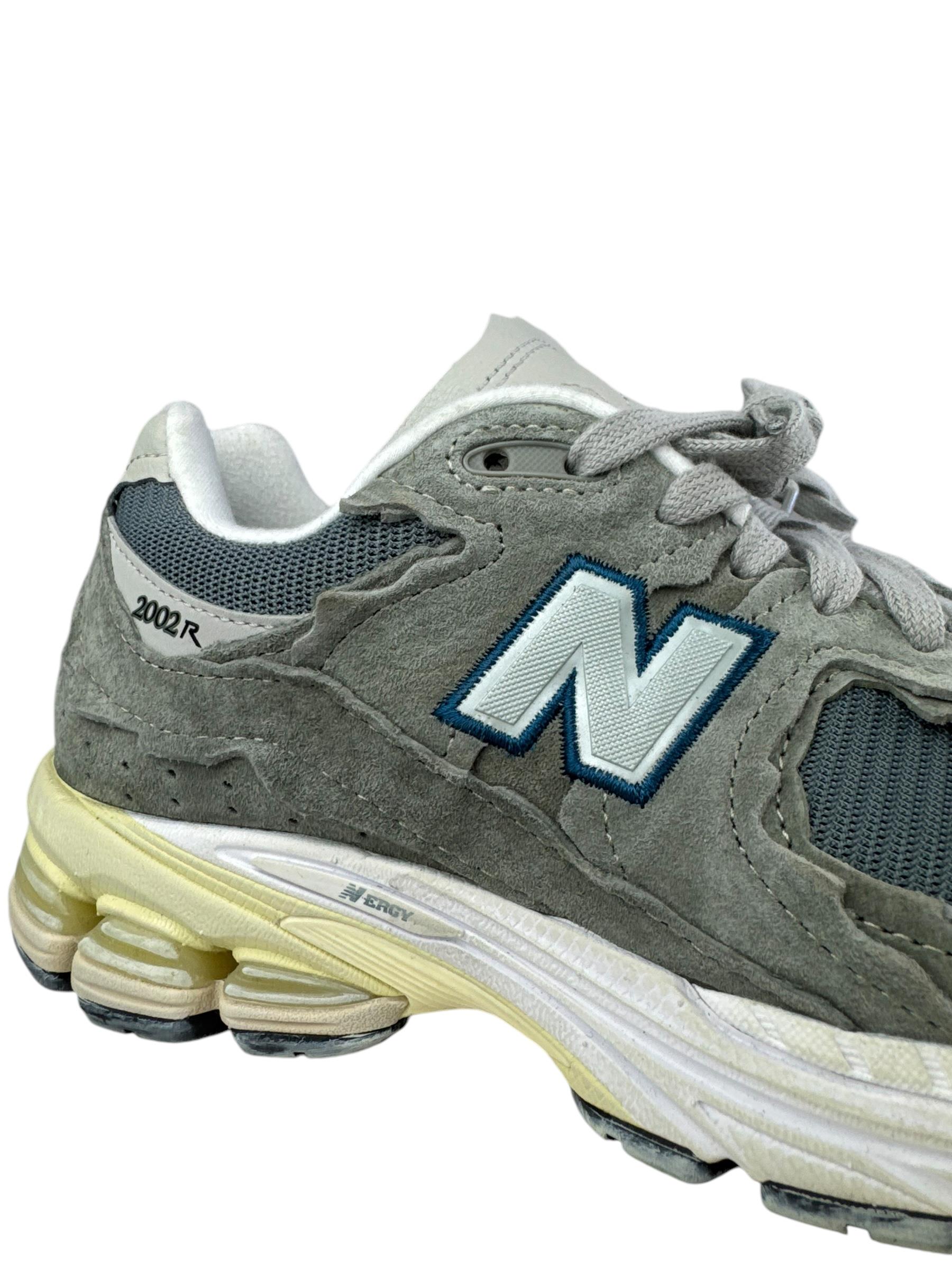 NEW BALANCE 2002R GRAY SNEAKERS 