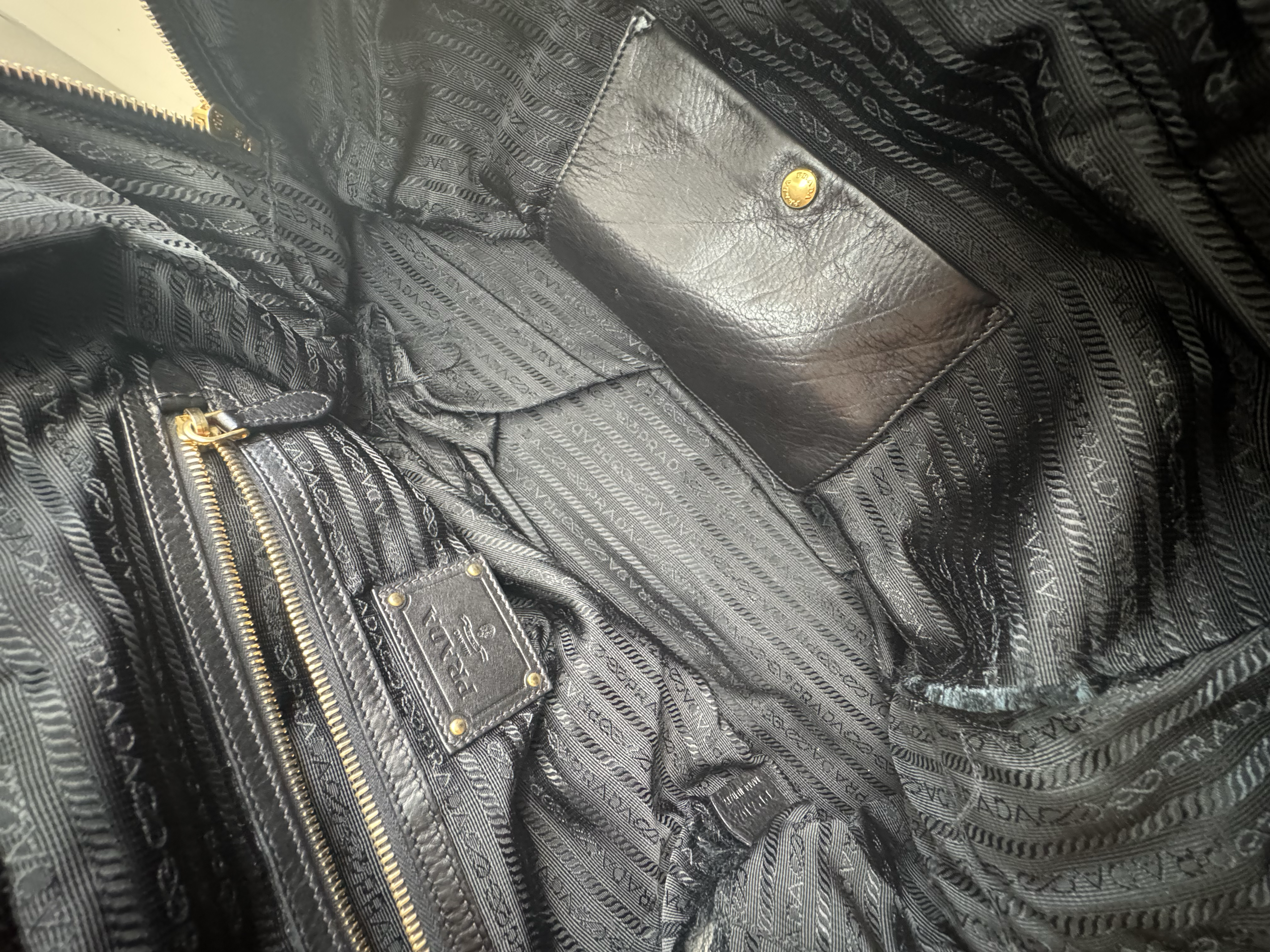 PRADA BLACK VITELLO SHOULDER BAG