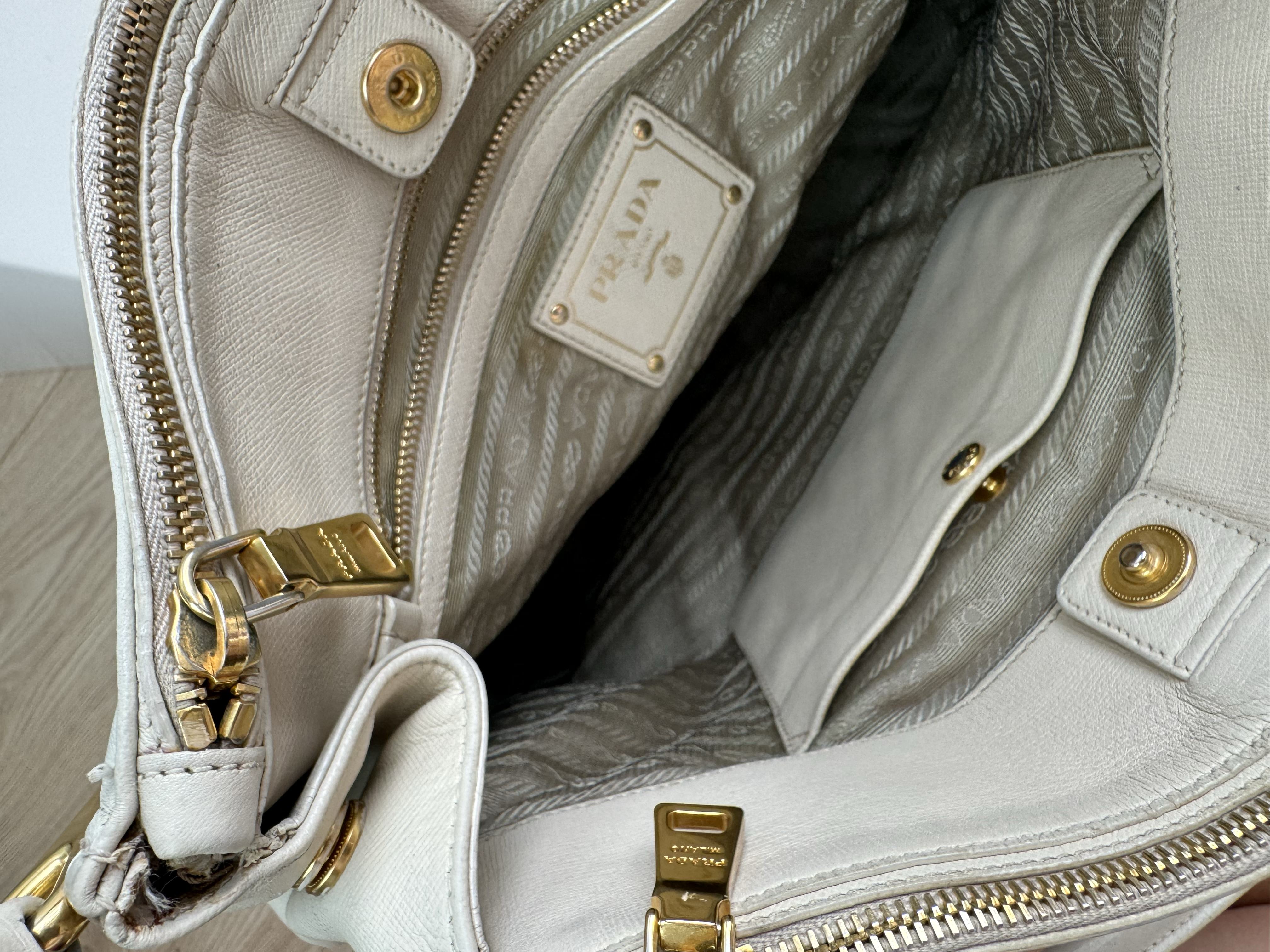 PRADA IVORY VITELLO DAINO OMUZ CANTASI