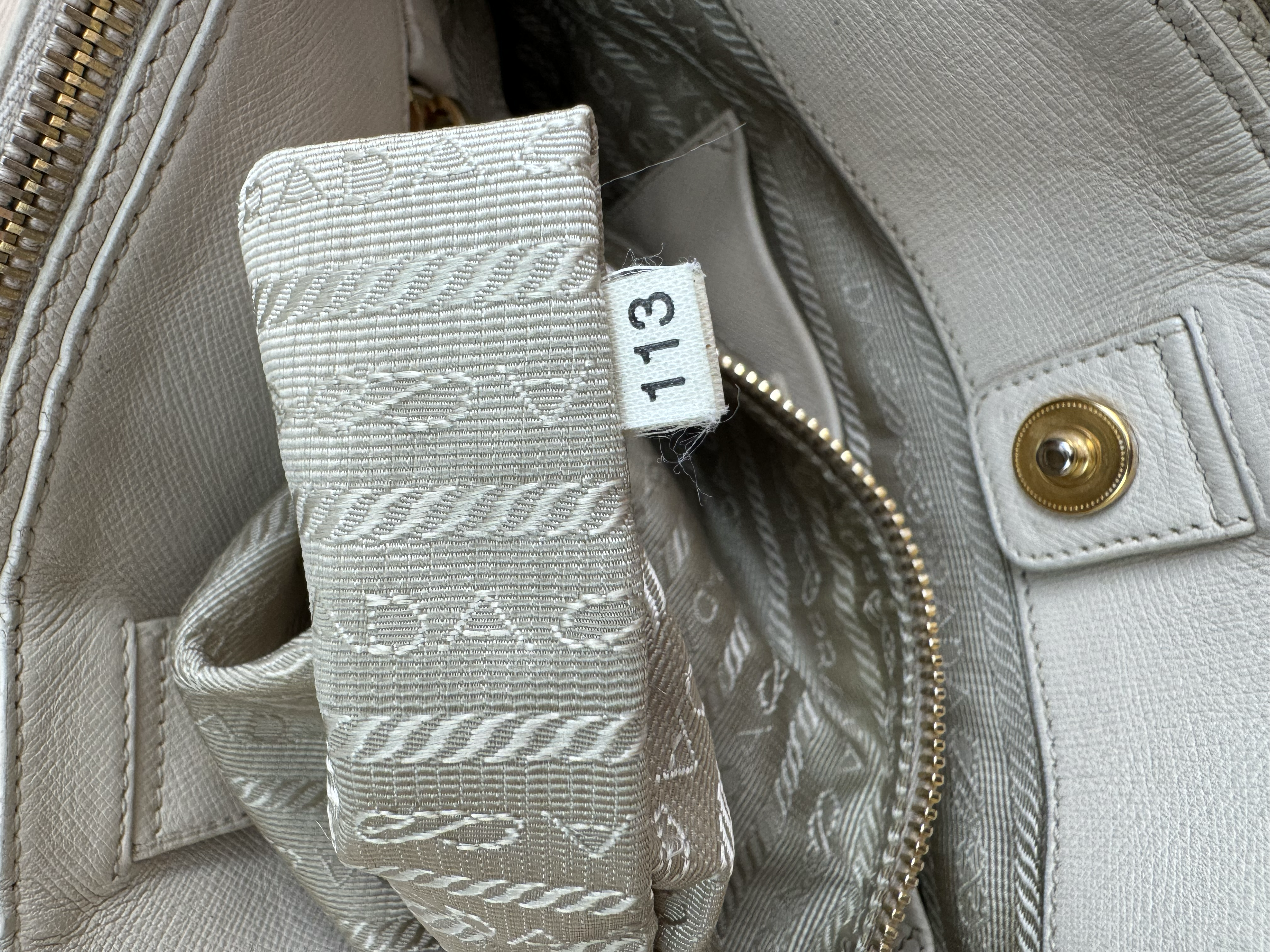 PRADA IVORY VITELLO DAINO OMUZ CANTASI