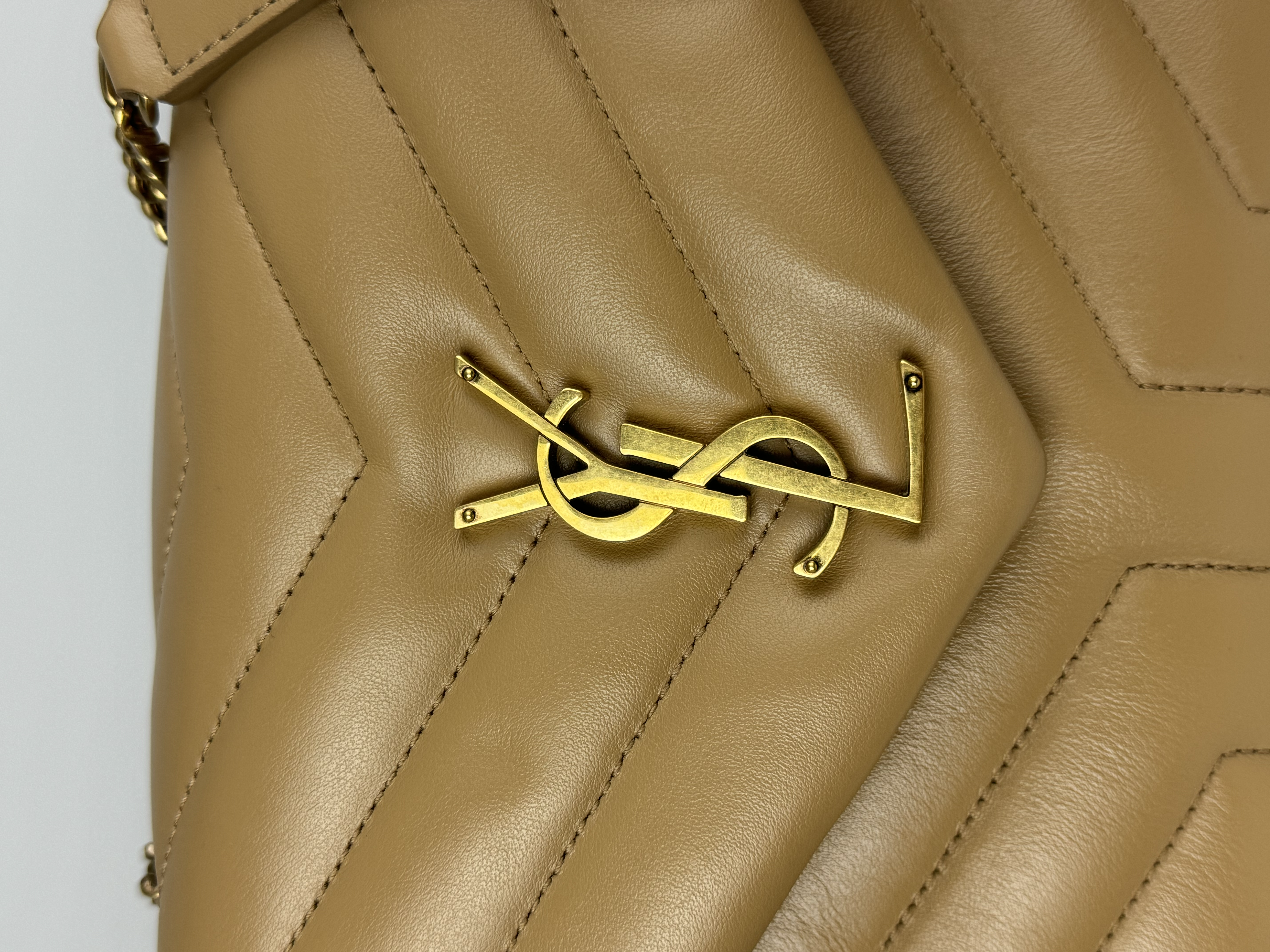 SAINT LAURENT SMALL LOULOU BAG