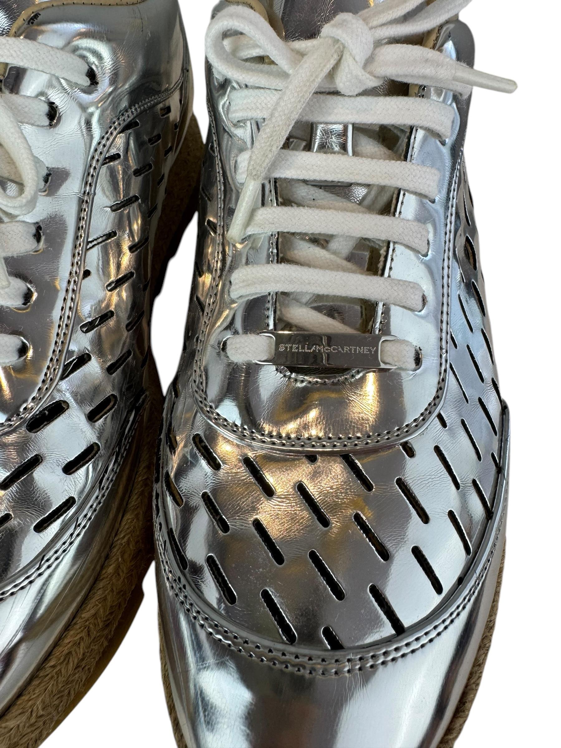 STELLA MCCARTNEY SILVER PATENT LEATHER SNEAKERS