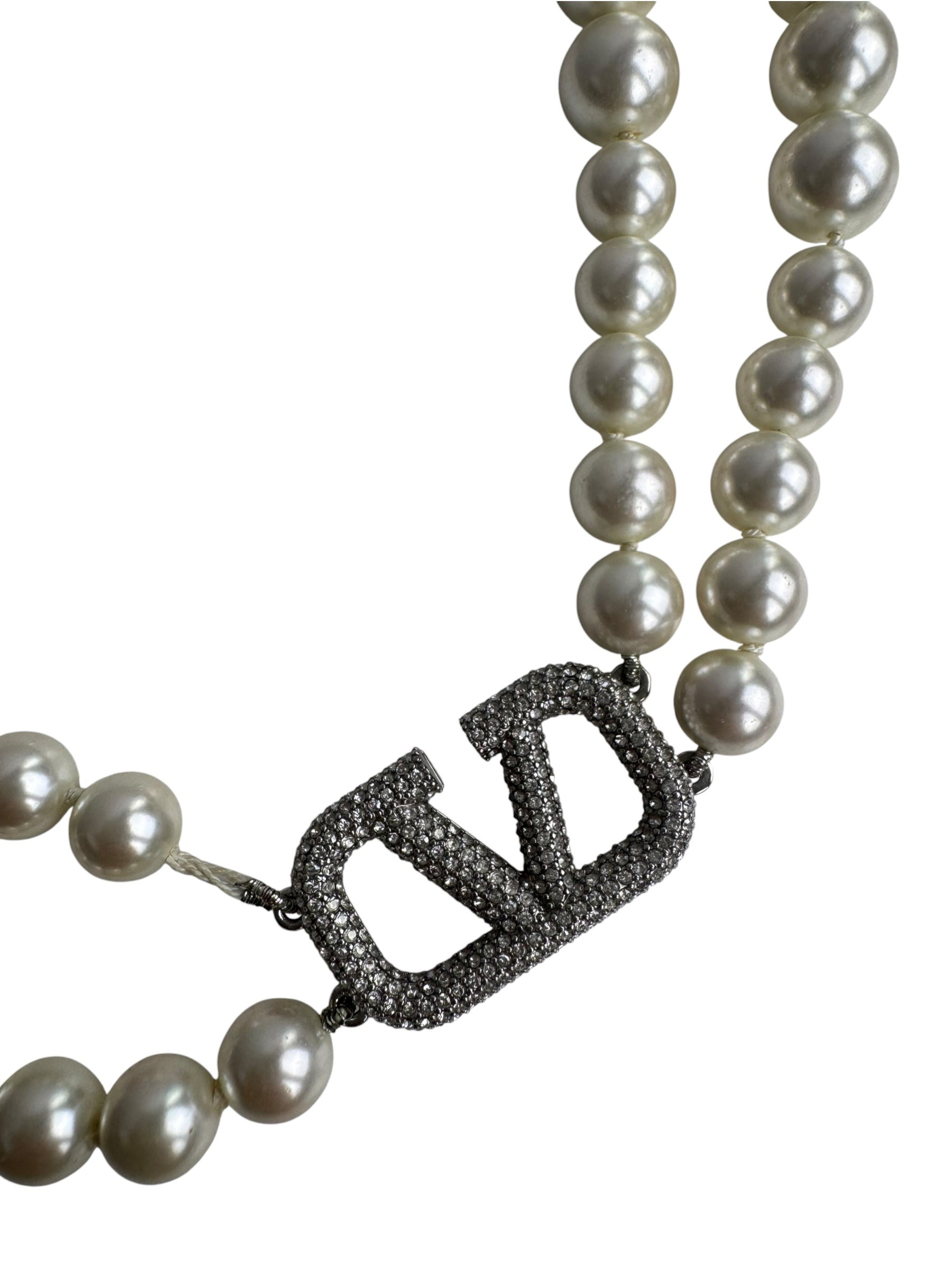 VALENTINO PEARL V LOGO NECKLACE