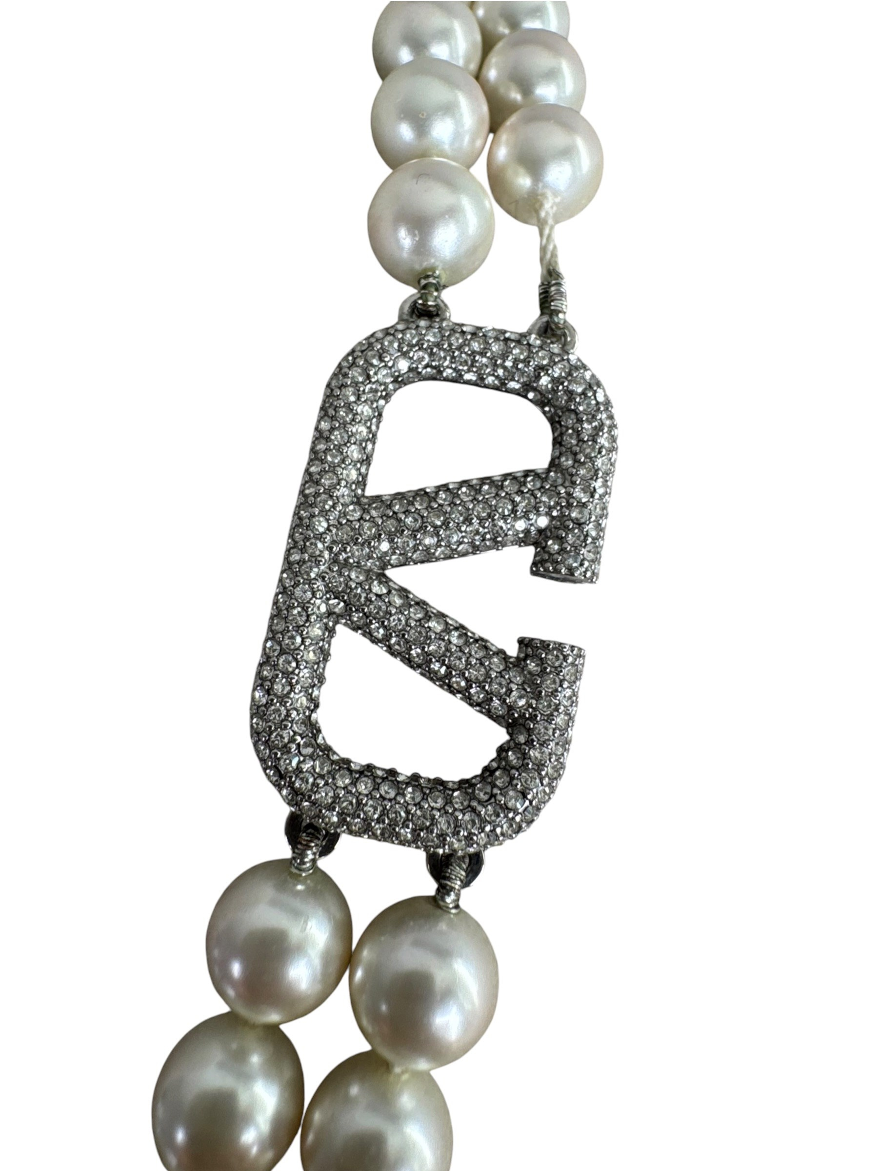 VALENTINO PEARL V LOGO NECKLACE