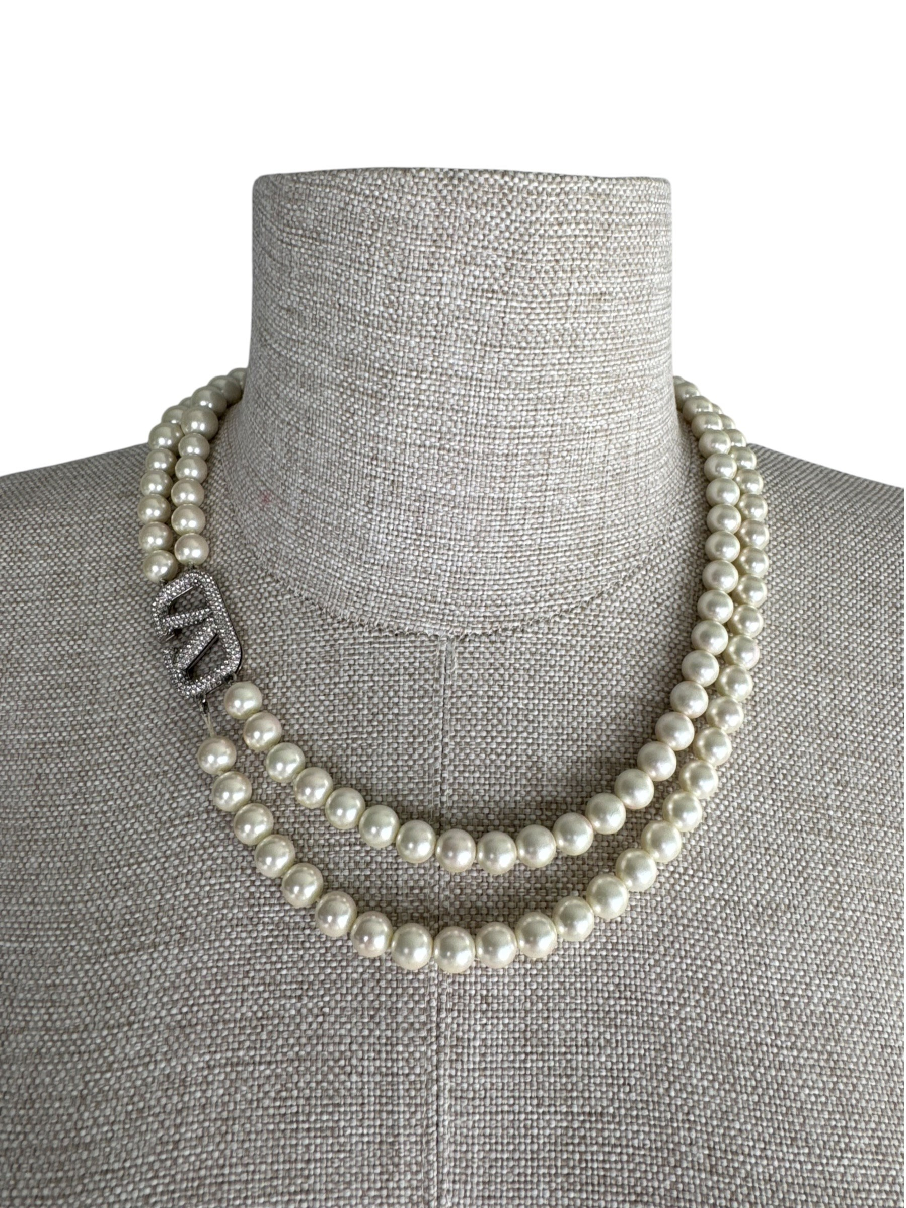 VALENTINO PEARL V LOGO NECKLACE