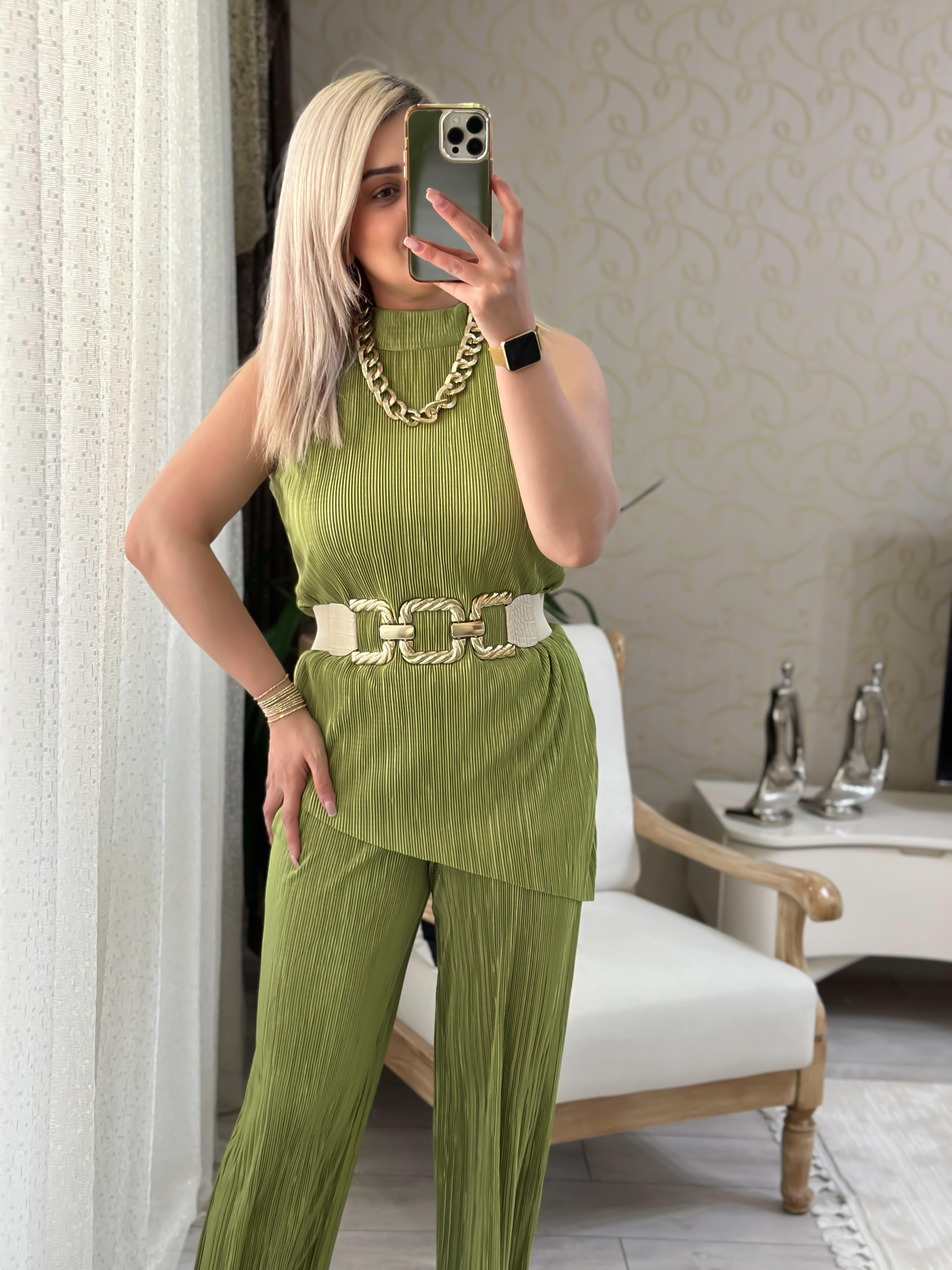 Dik Yaka Eteği Asimetrik Piliseli Tasarım Takım YAĞ YEŞİLİ-23YUST000077