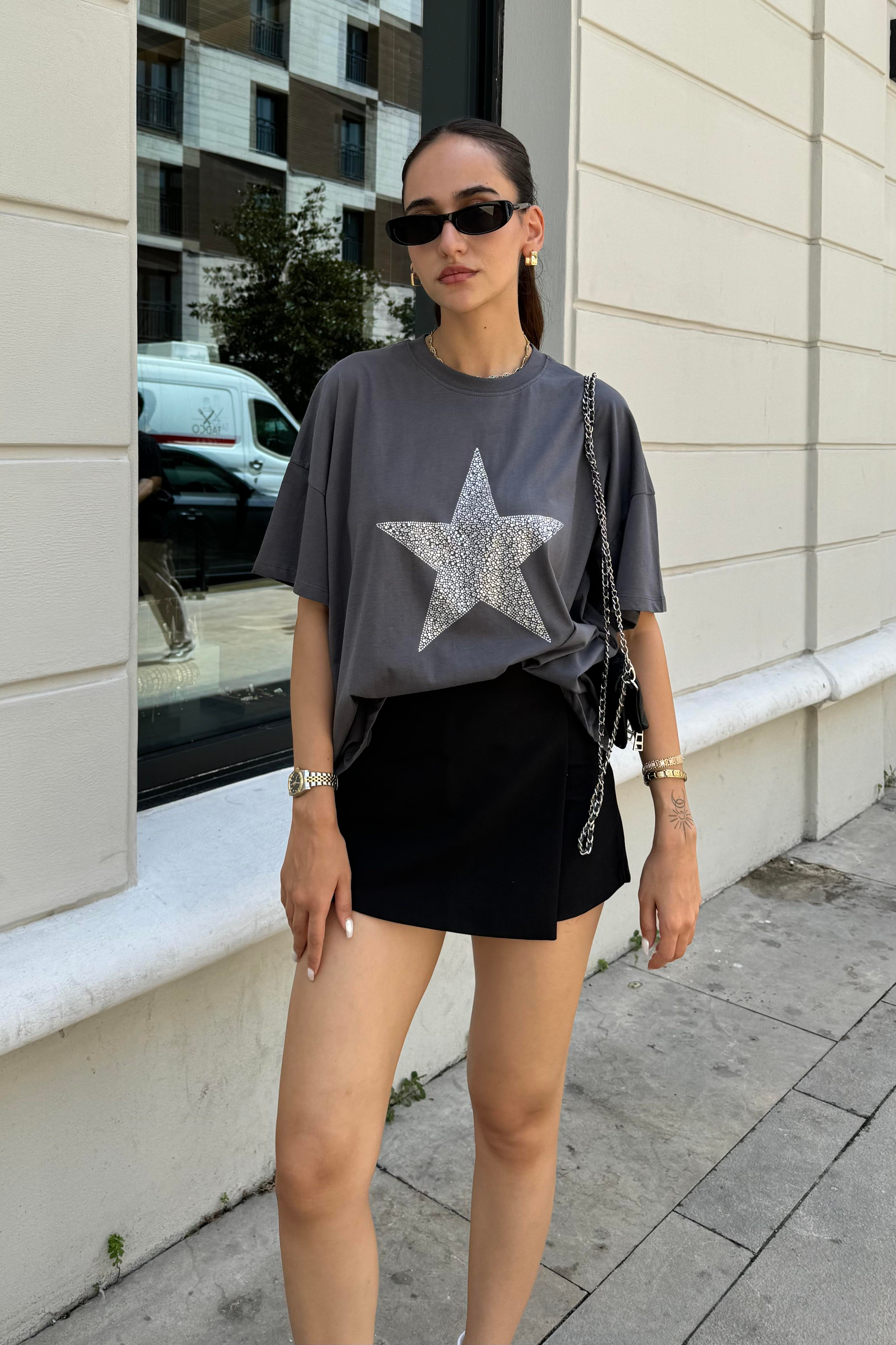 Antrasit Yıldız Taş Baskılı T-Shirt - Kadın T-Shirt Modelleri - Nazliye Moda - Kadın Giyim Modası