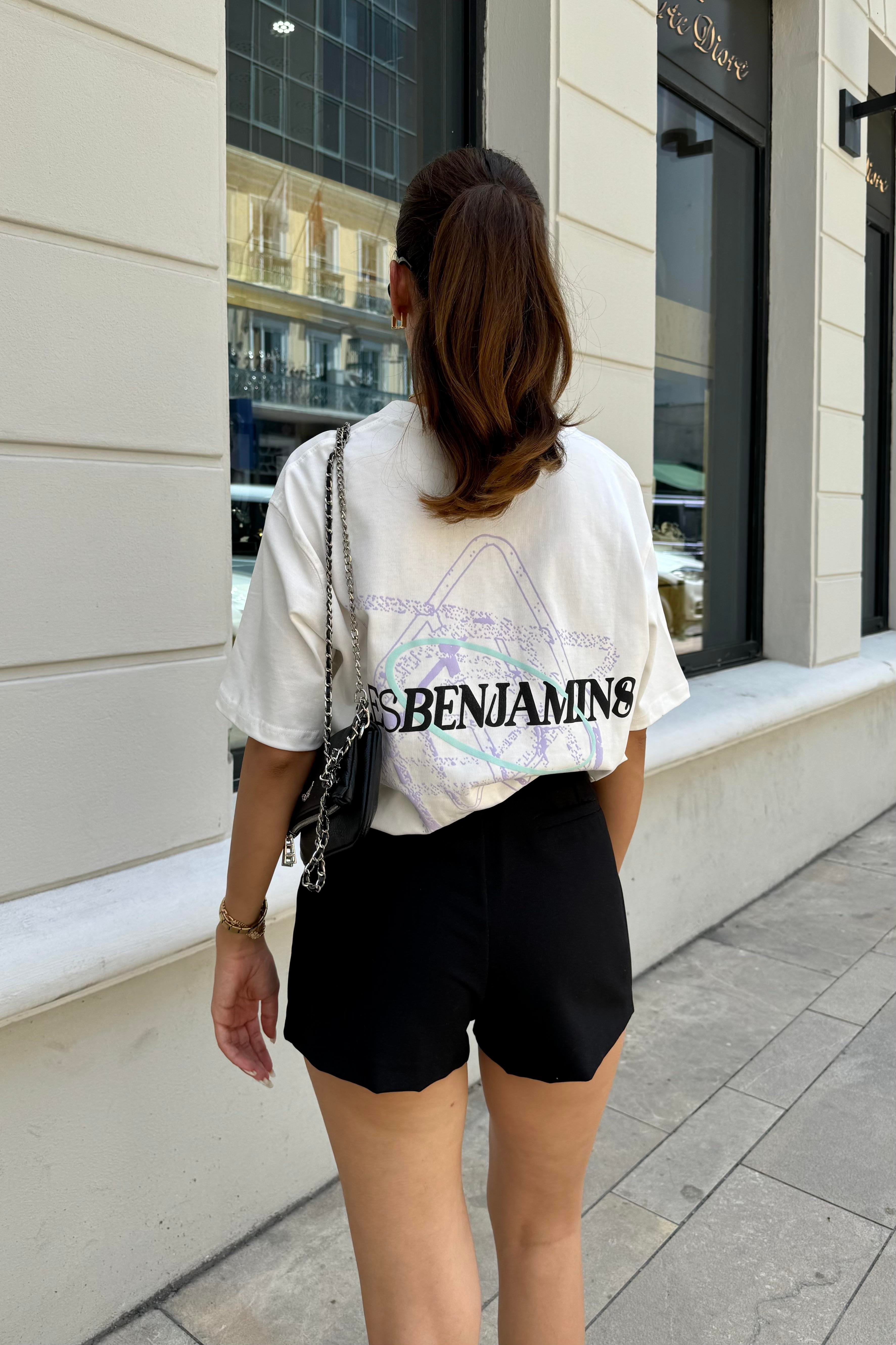Beyaz Bakılı Oversize T-Shirt - Kadın T-Shirt Modelleri - Nazliye Moda - Kadın Giyim Modası