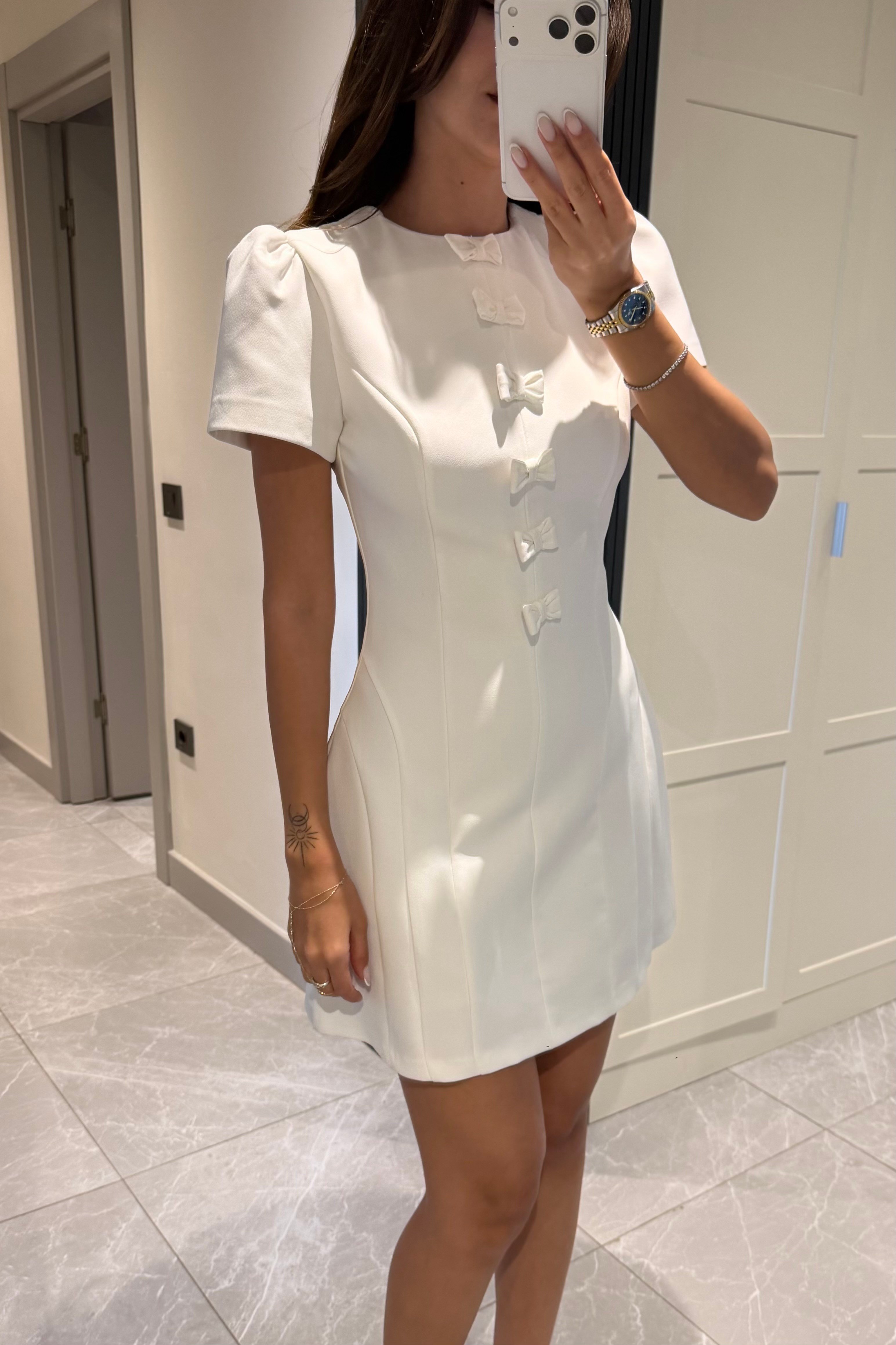 Beyaz Fiyonklu Mini Elbise - Kadın Elbise Modelleri - Nazliye Moda | Kadın Giyim Modası