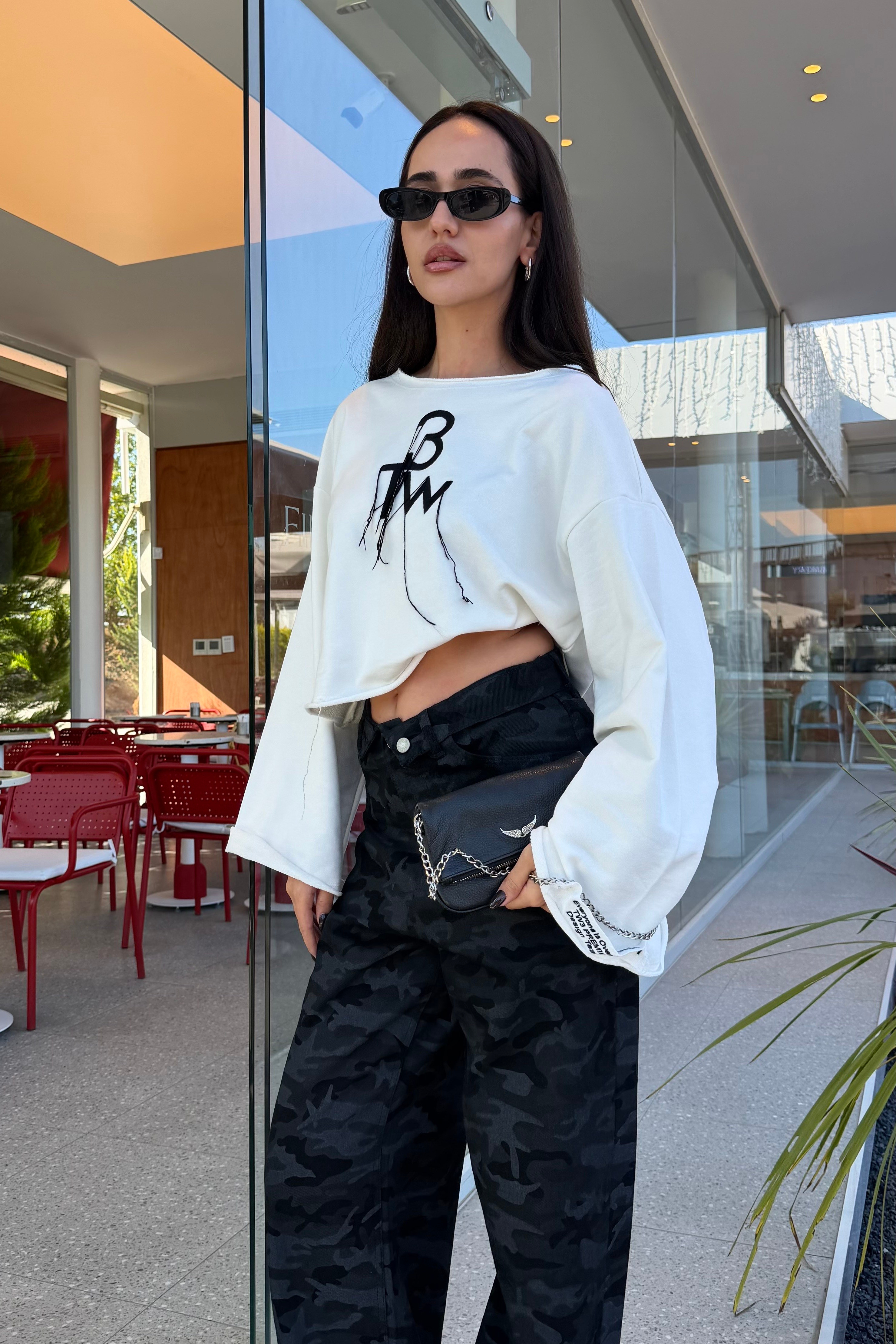 Beyaz Nakış Detay Oversize Sweatshirt - Kadın Sweatshirt Modelleri - Nazliye Moda | Kadın Giyim Modası