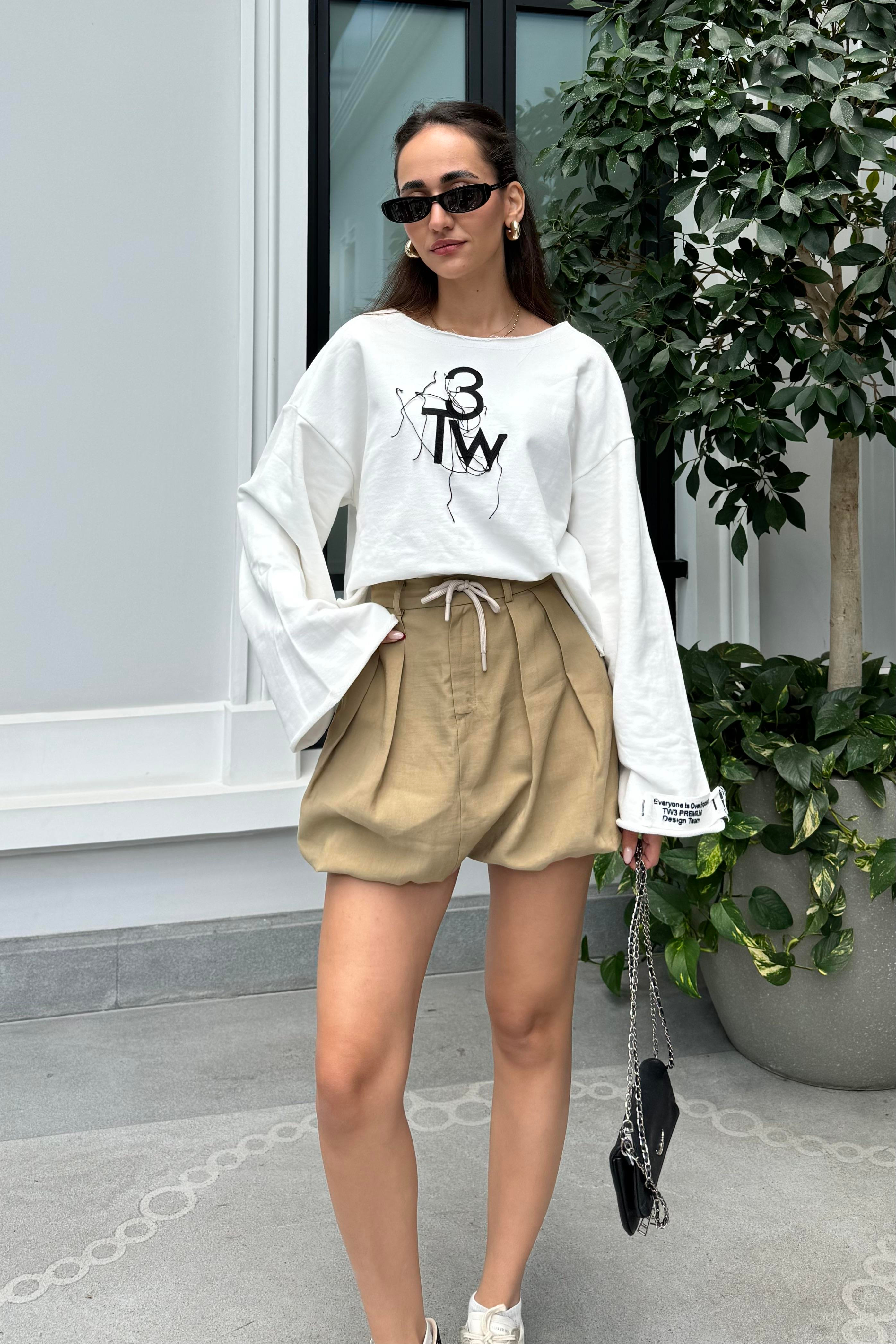 Beyaz Nakışlı Oversize Sweatshirt - Kadın Sweatshirts Modelleri - Nazliye Moda | Kadın Giyim Modası