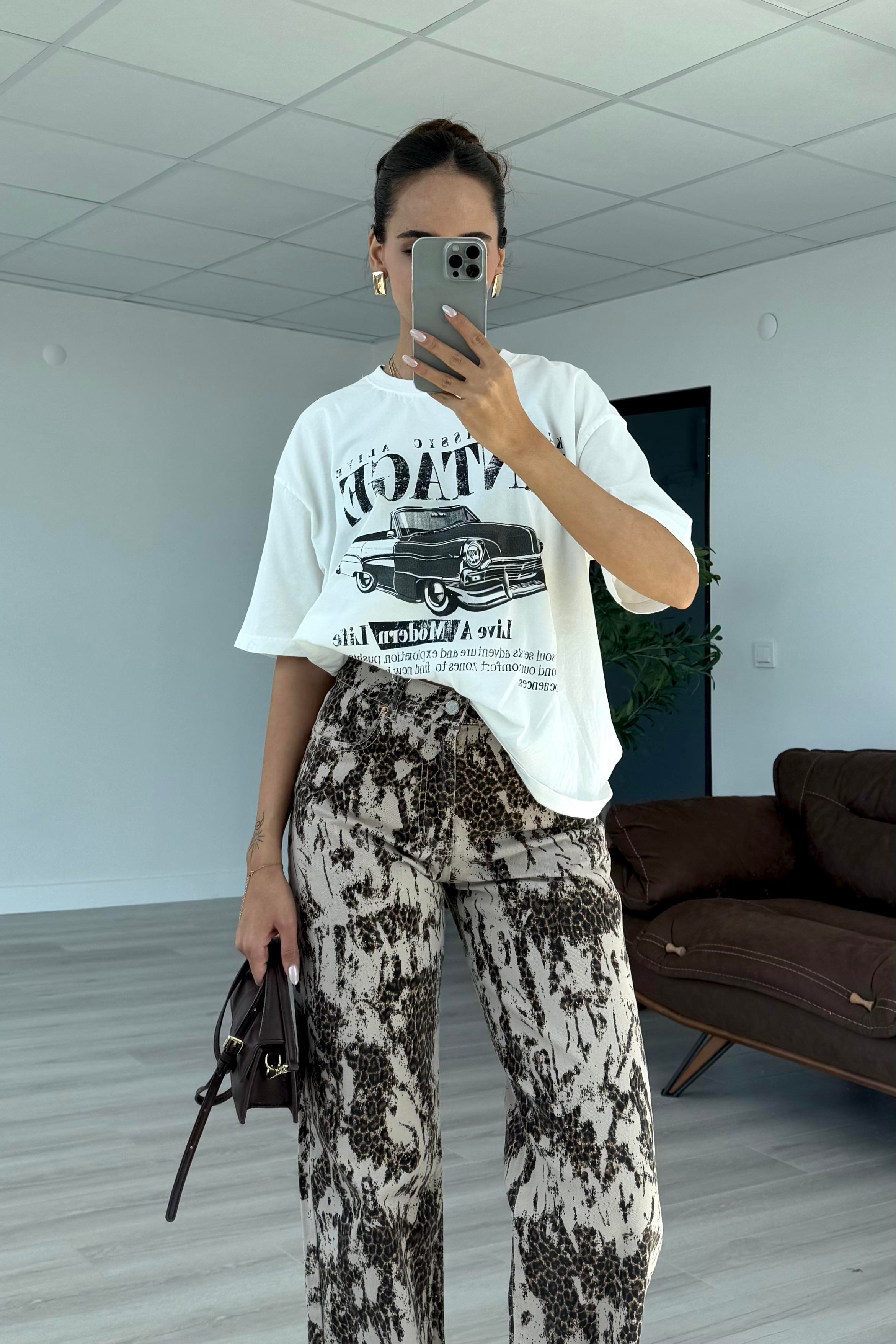 Beyaz Oversize Bakılı T-Shirt - Kadın T-Shirt Modelleri - Nazliye Moda | Kadın Giyim Modası