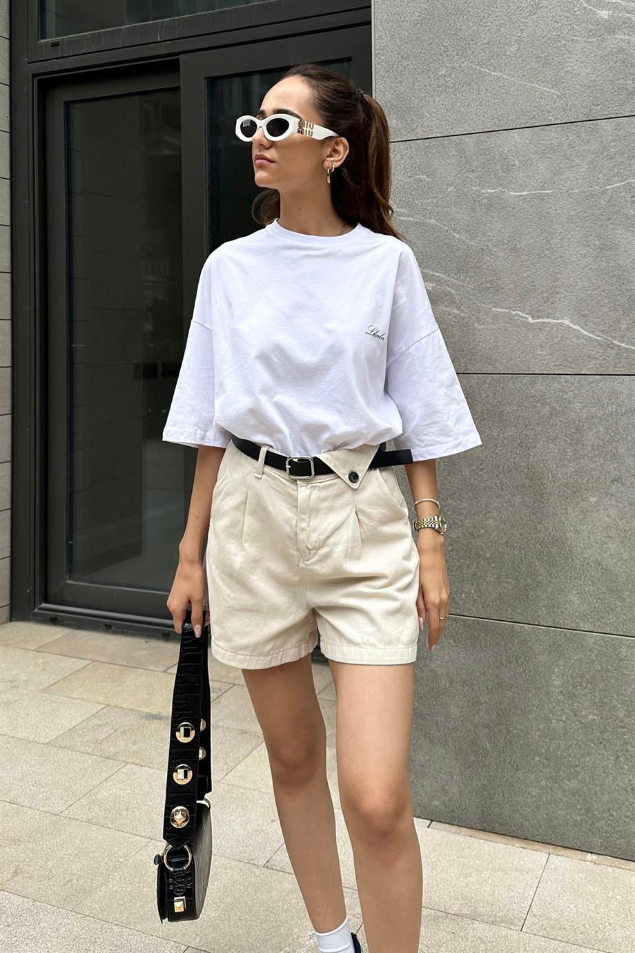 Beyaz Sırt Baskı Oversize Tshirt - Kadın T-Shirt Modelleri - Nazliye Moda | Kadın Giyim Modası