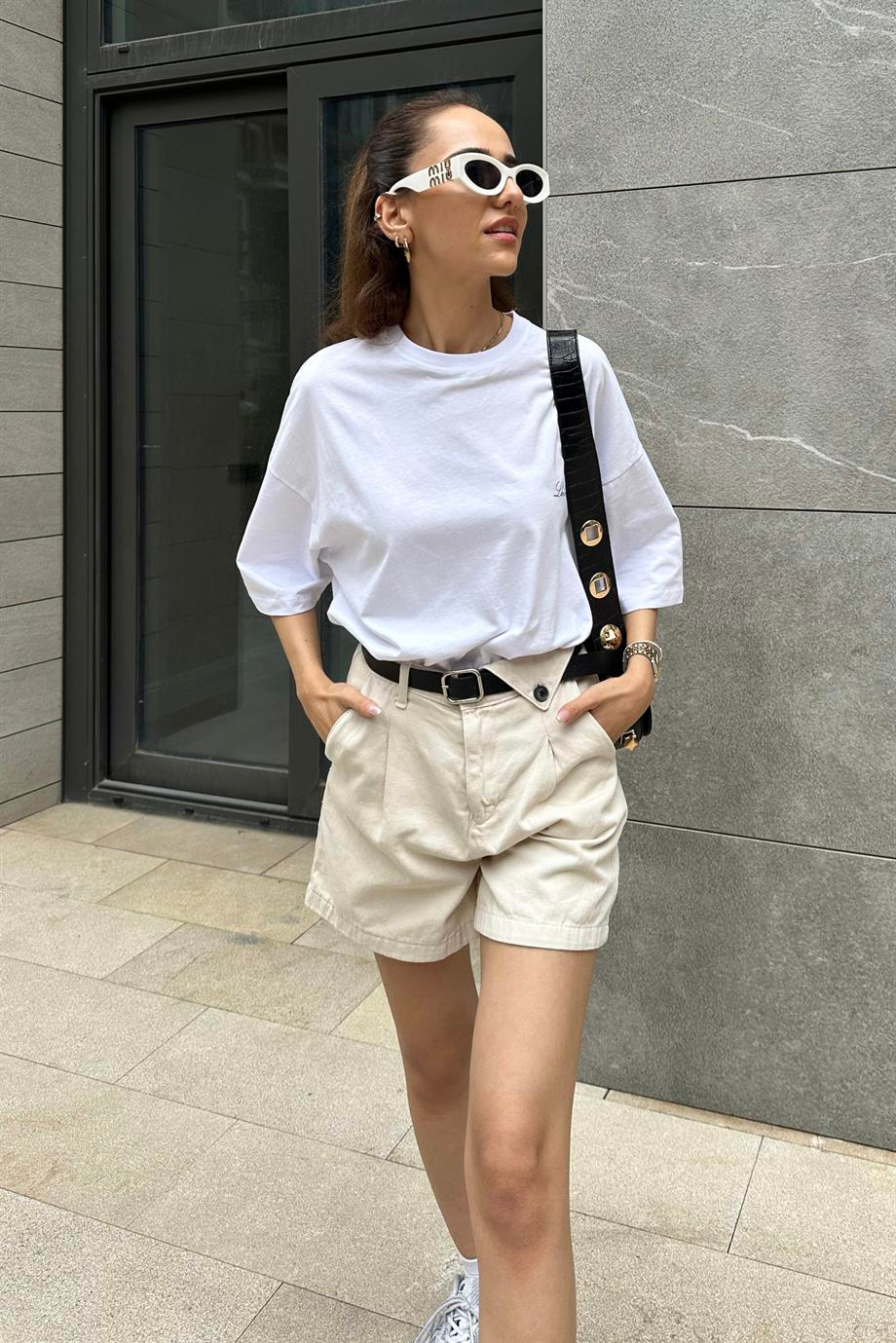 Beyaz Sırt Baskı Oversize Tshirt - Kadın T-Shirt Modelleri - Nazliye Moda | Kadın Giyim Modası