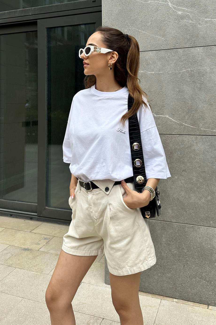Beyaz Sırt Baskı Oversize Tshirt - Kadın T-Shirt Modelleri - Nazliye Moda | Kadın Giyim Modası
