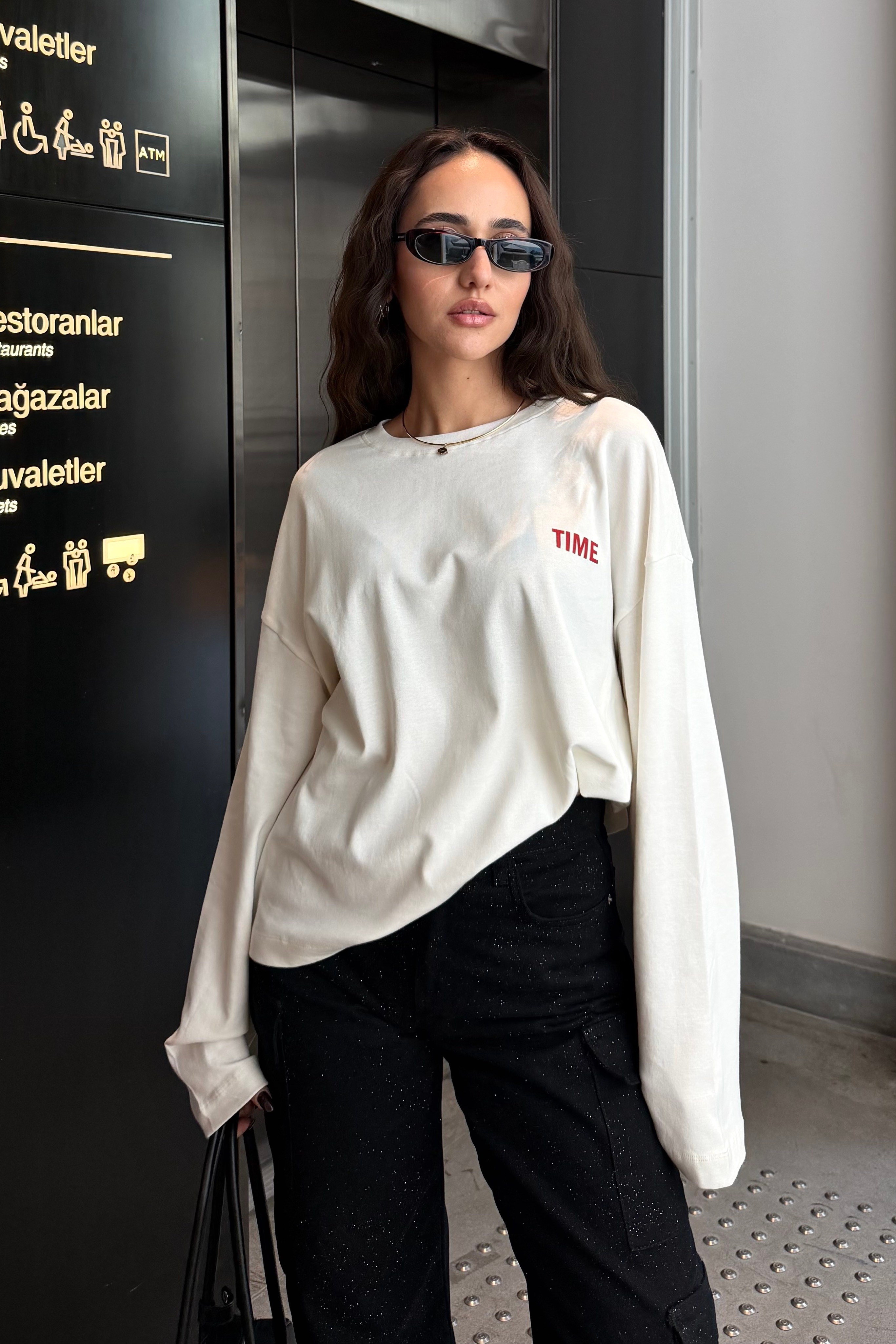 Ekru Arka Baskılı Uzun Kollu T-shirt - Kadın Bluz Modelleri - Nazliye Moda | Kadın Giyim Modası