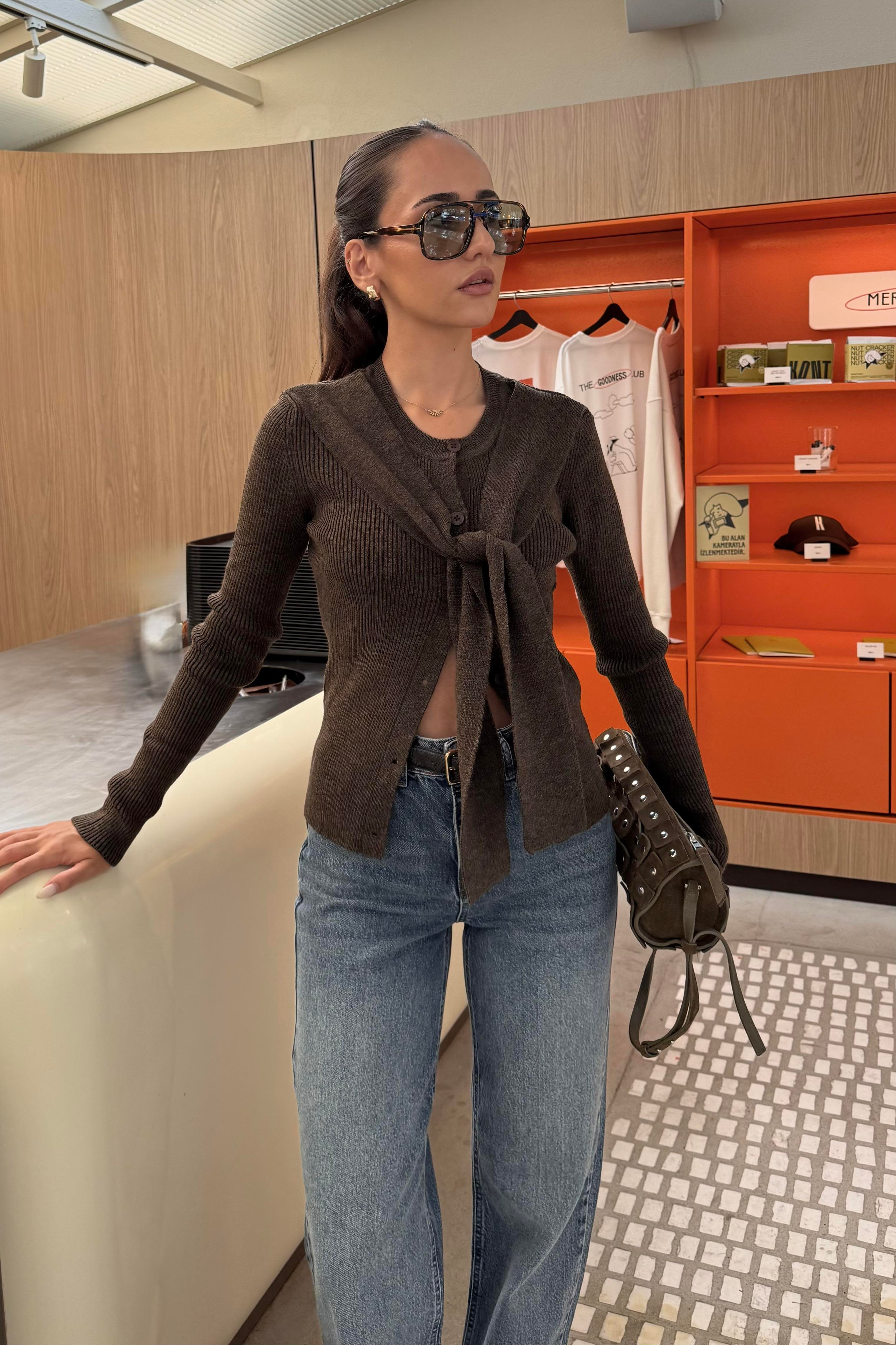 Kahverengi Fular Detay Triko Hırka - Kadın Hırka & Süveter Modelleri - Nazliye Moda | Kadın Giyim Modası
