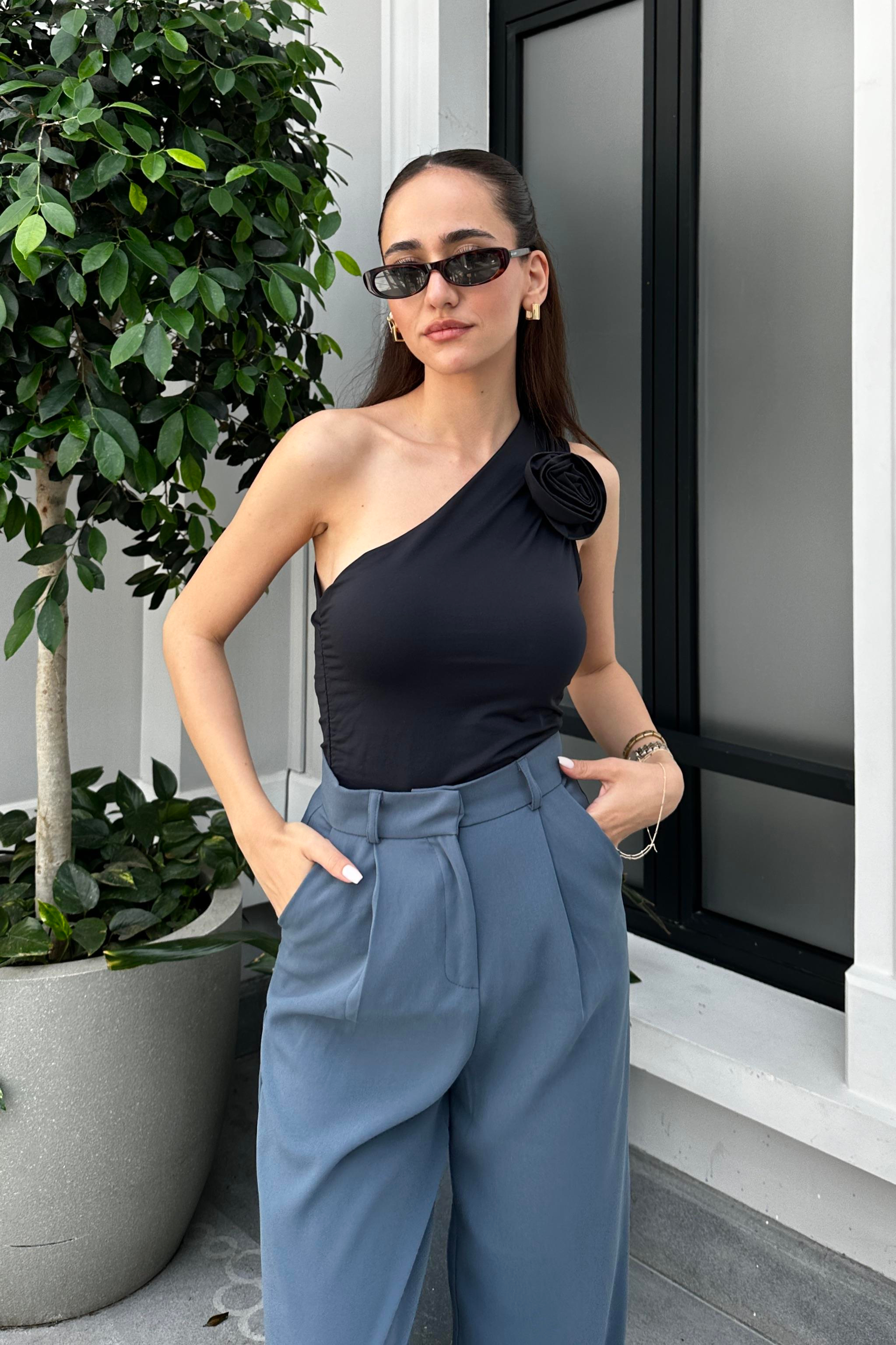 Siyah Gül Detay Tek Kol Bluz - Kadın Bluz Modelleri - Nazliye Moda - Kadın Giyim Modası
