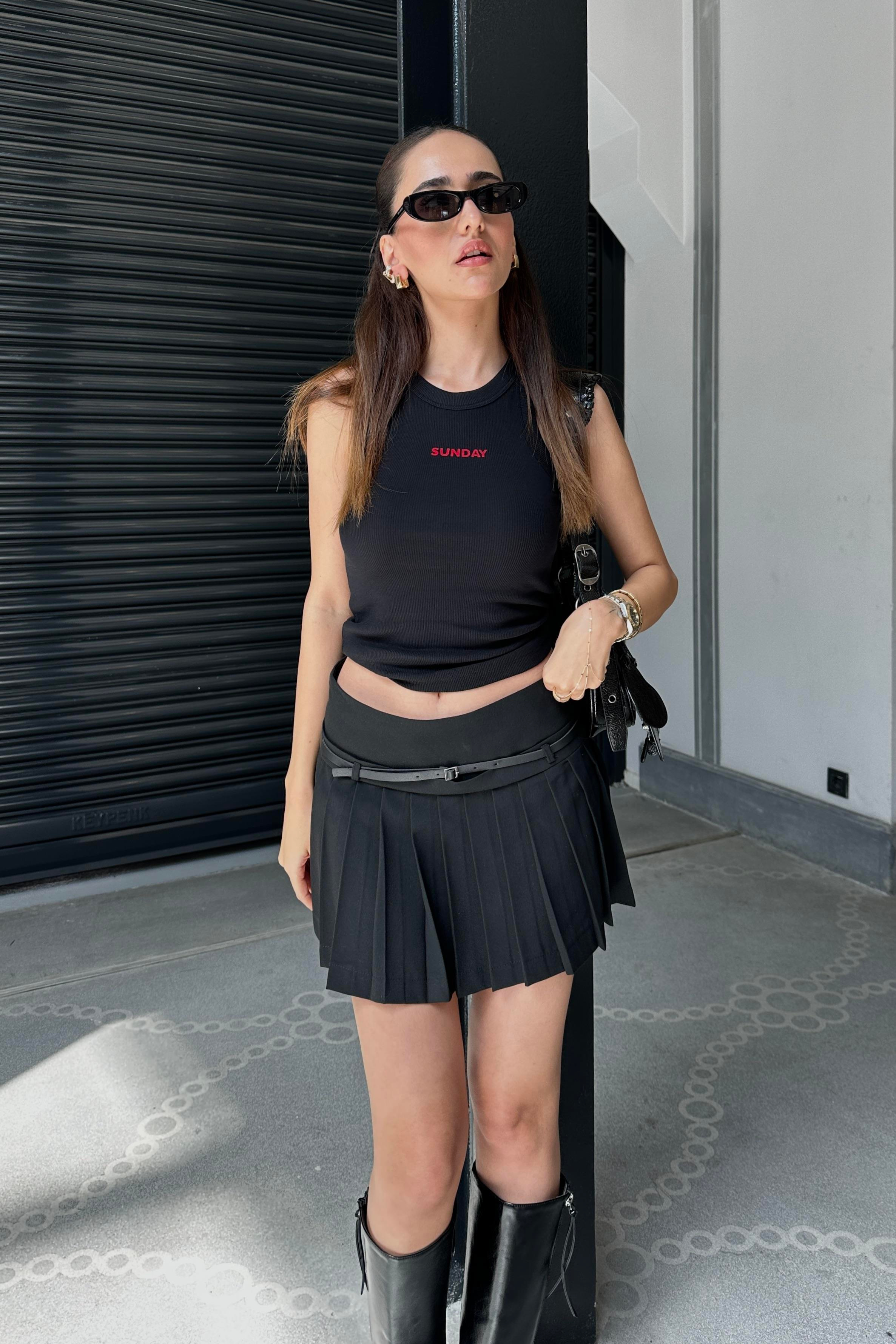 Siyah Kemer Detay Pileli Şort Etek - Kadın Skirts Modelleri - Nazliye Moda - Kadın Giyim Modası