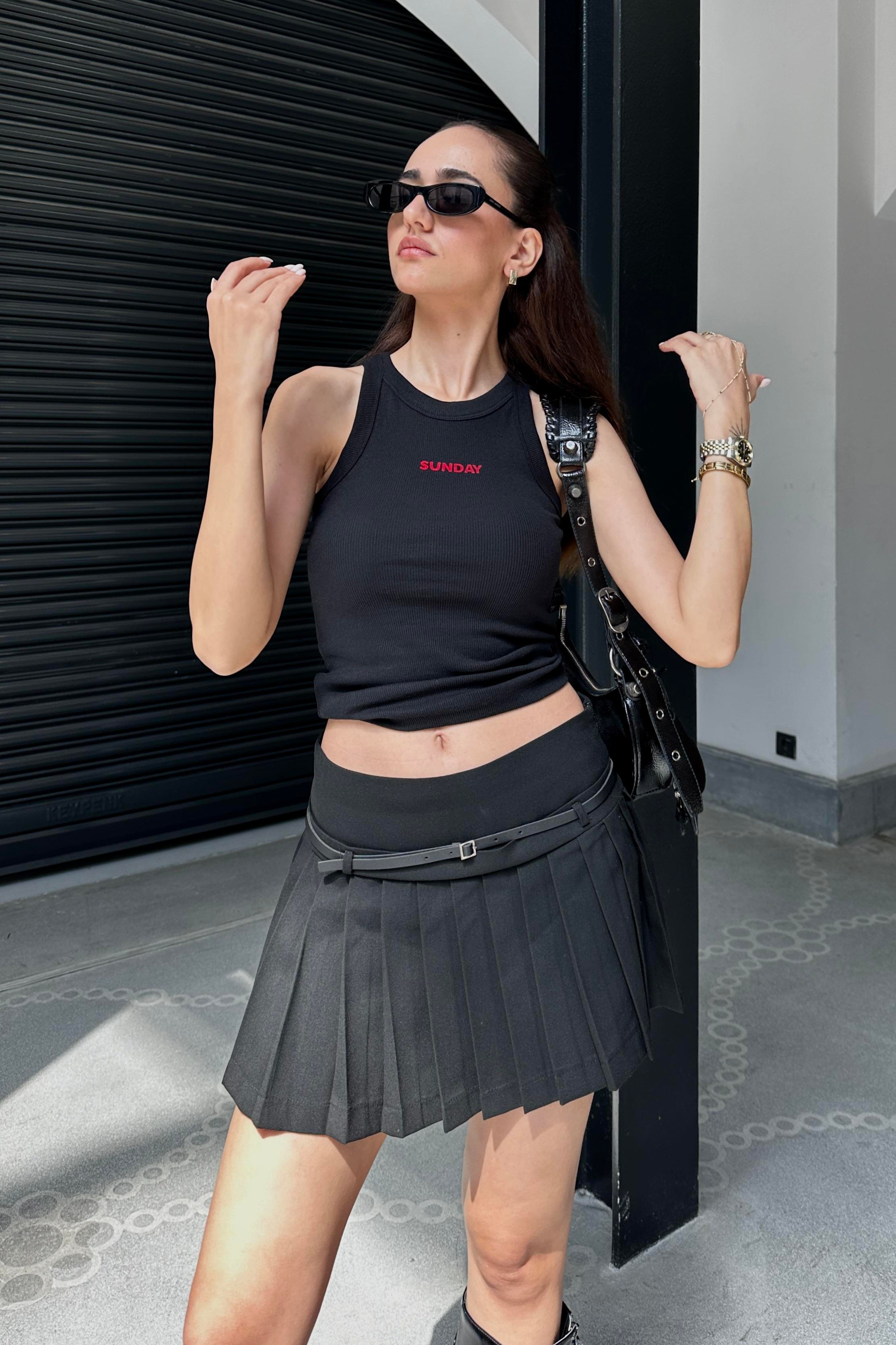 Siyah Kemer Detay Pileli Şort Etek - Kadın Skirts Modelleri - Nazliye Moda - Kadın Giyim Modası