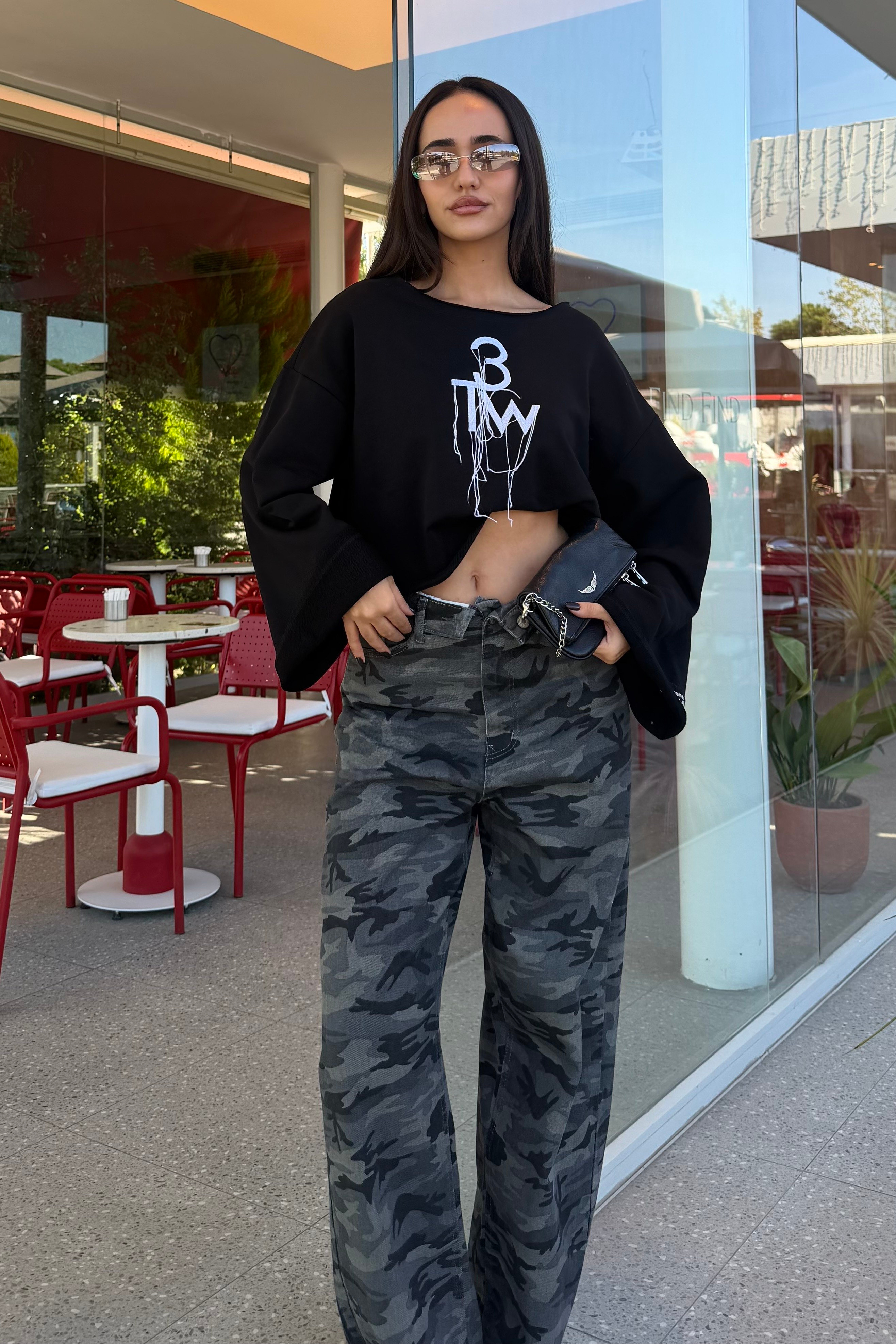 Siyah Nakış Detay Oversize Sweatshirt - Kadın Sweatshirt Modelleri - Nazliye Moda | Kadın Giyim Modası
