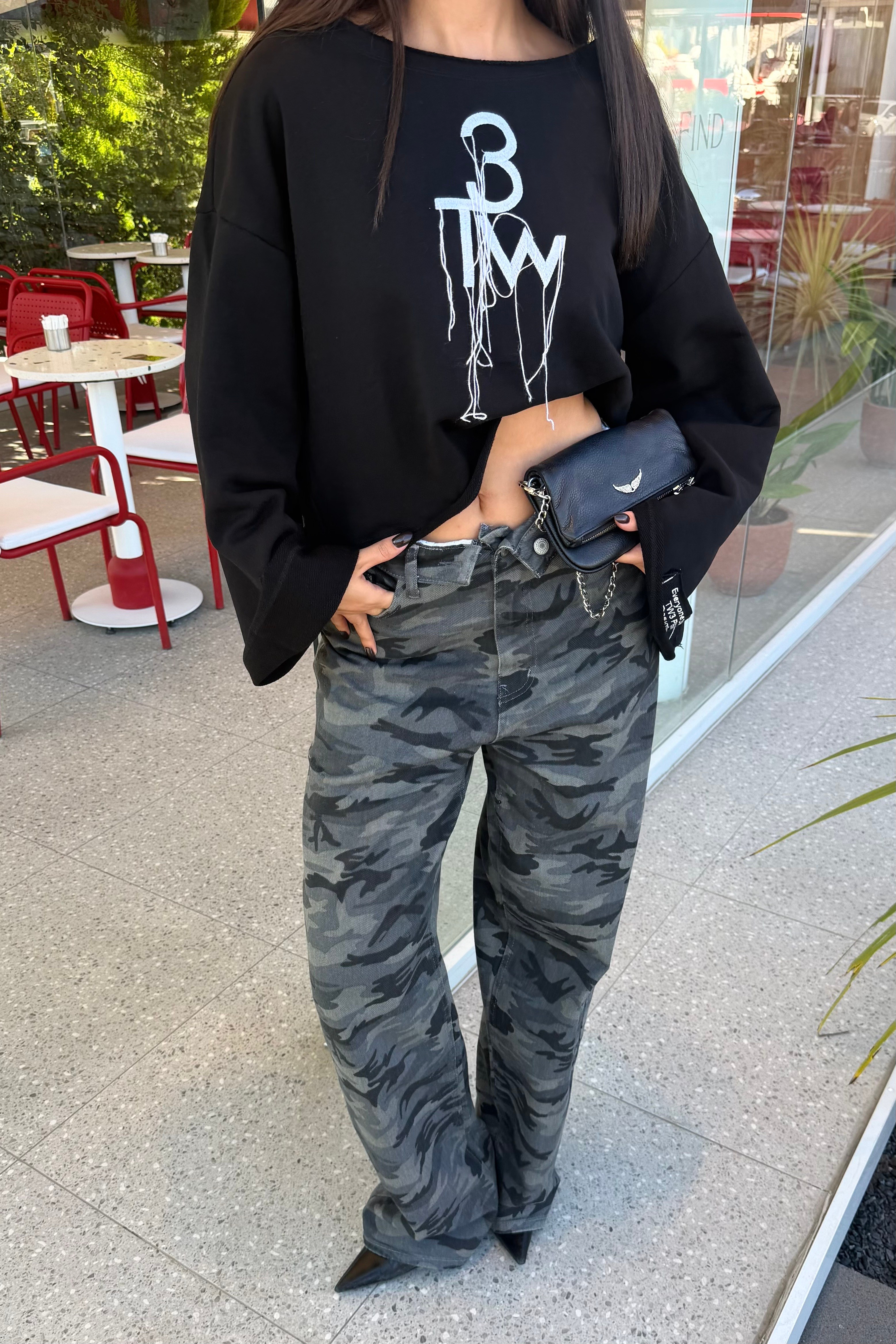 Siyah Nakış Detay Oversize Sweatshirt - Kadın Sweatshirt Modelleri - Nazliye Moda | Kadın Giyim Modası