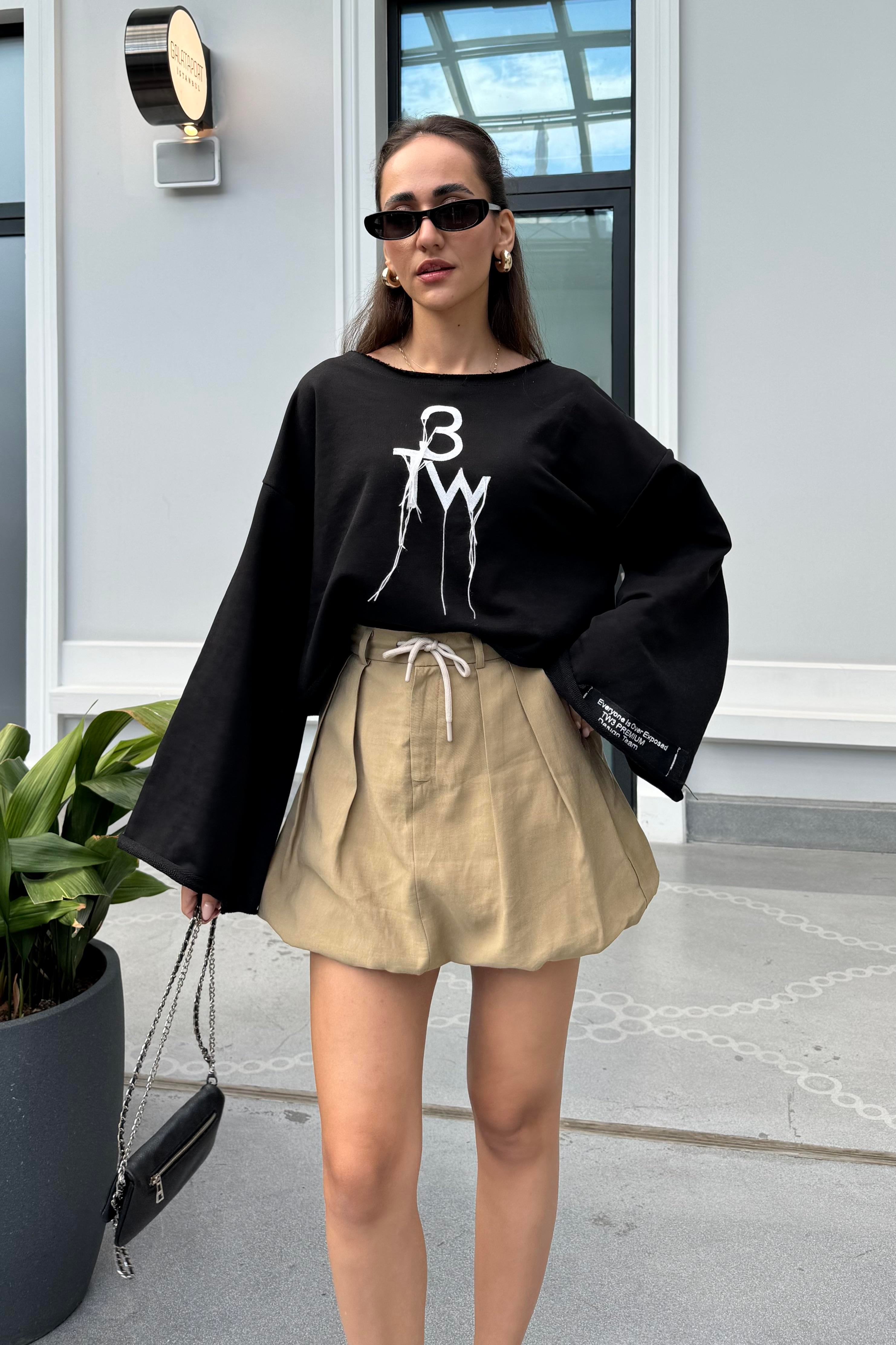 Siyah Nakışlı Oversize Sweatshirt - Kadın Sweatshirts Modelleri - Nazliye Moda | Kadın Giyim Modası