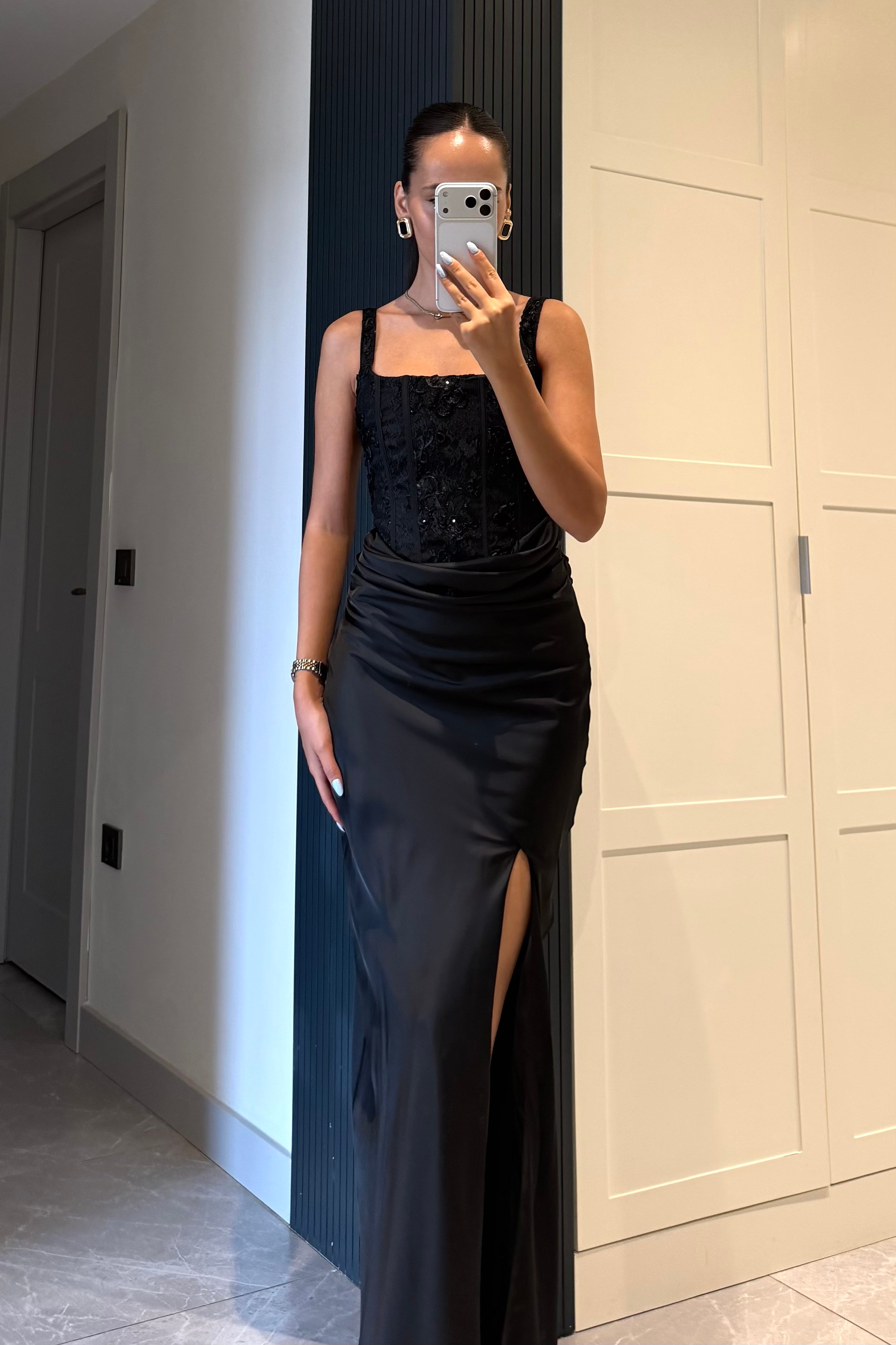 Siyah Üzeri Güpür Desenli Drape Saten Elbise - Kadın Elbise Modelleri - Nazliye Moda | Kadın Giyim Modası