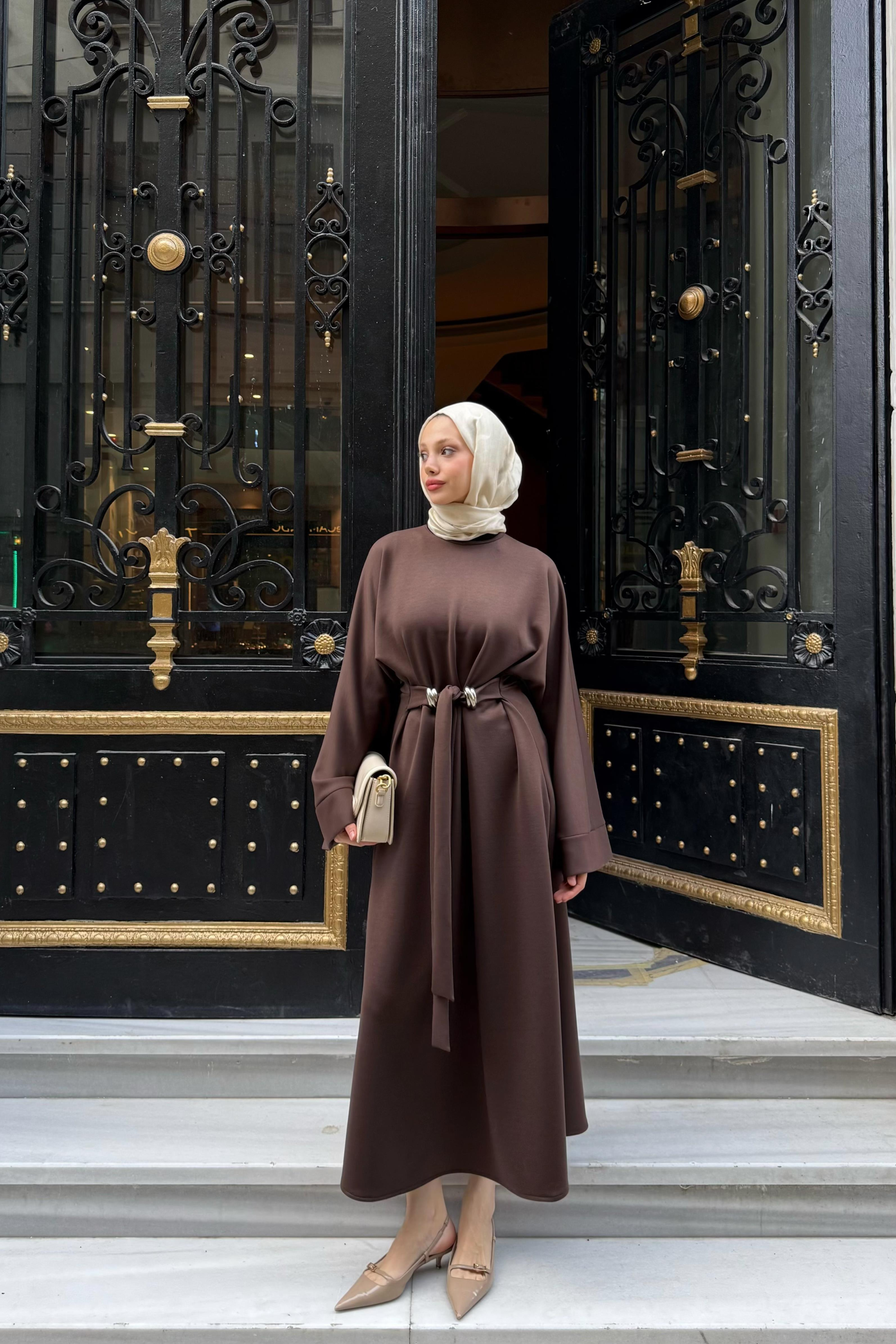 Aksesuarlı Belden Bağlamalı Elbise - Kahve