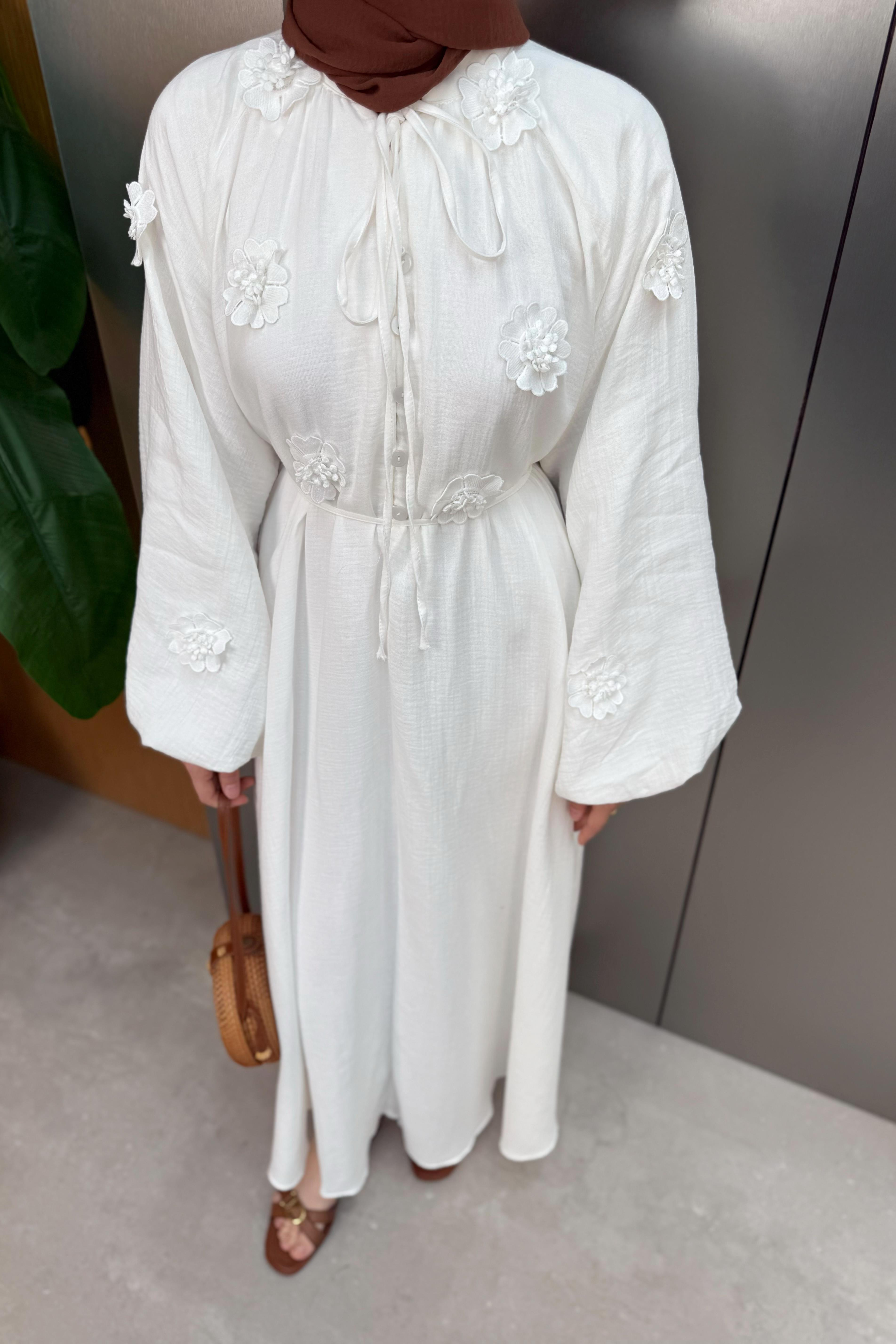 Çiçek Aksesuarlı Müslin Elbise - Ekru