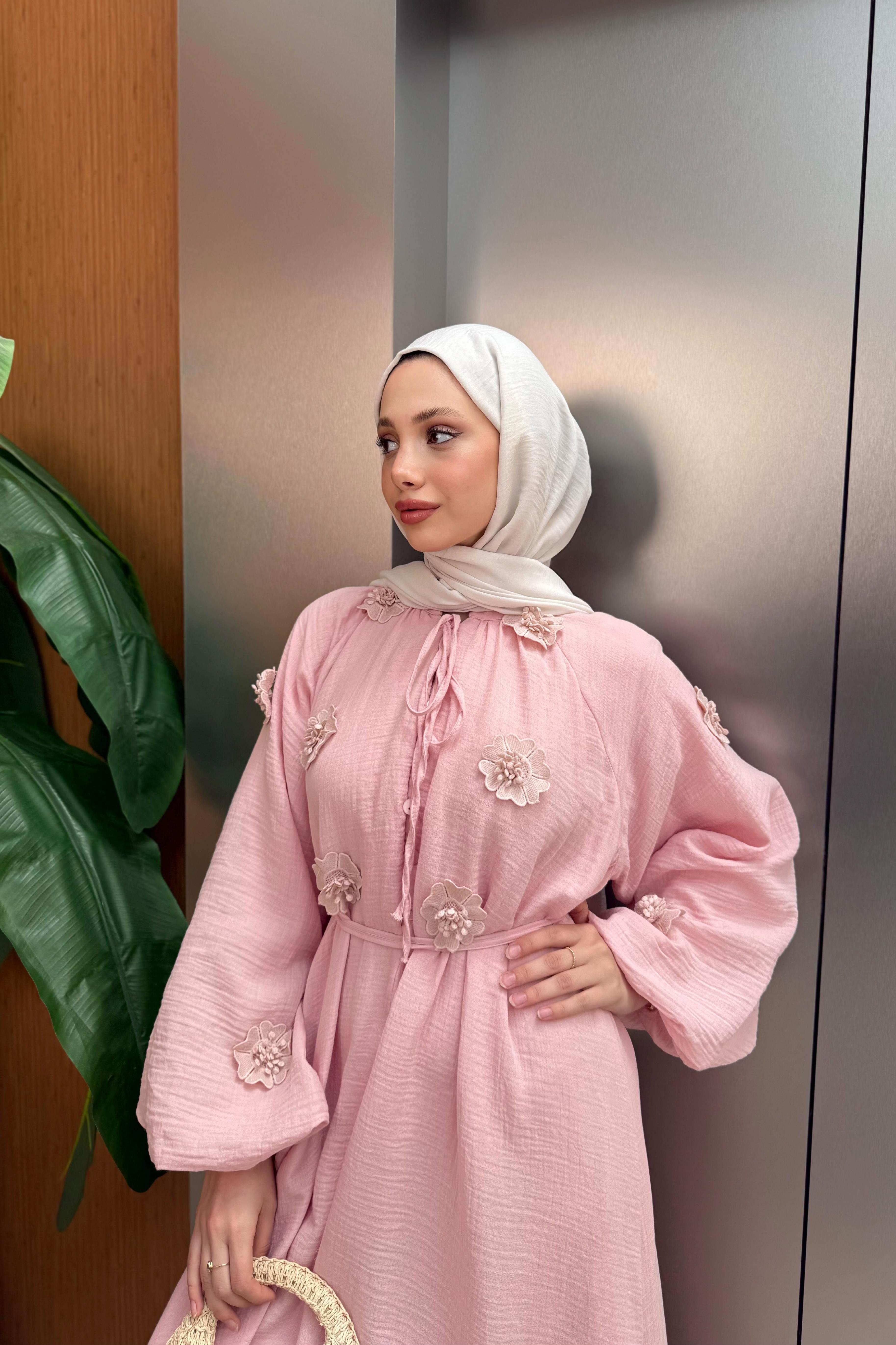 Çiçek Aksesuarlı Müslin Elbise - Pembe